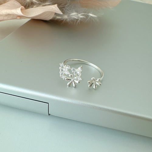 花モチーフ シルバーリング クリア 花モチーフのシルバーリング – bijuni