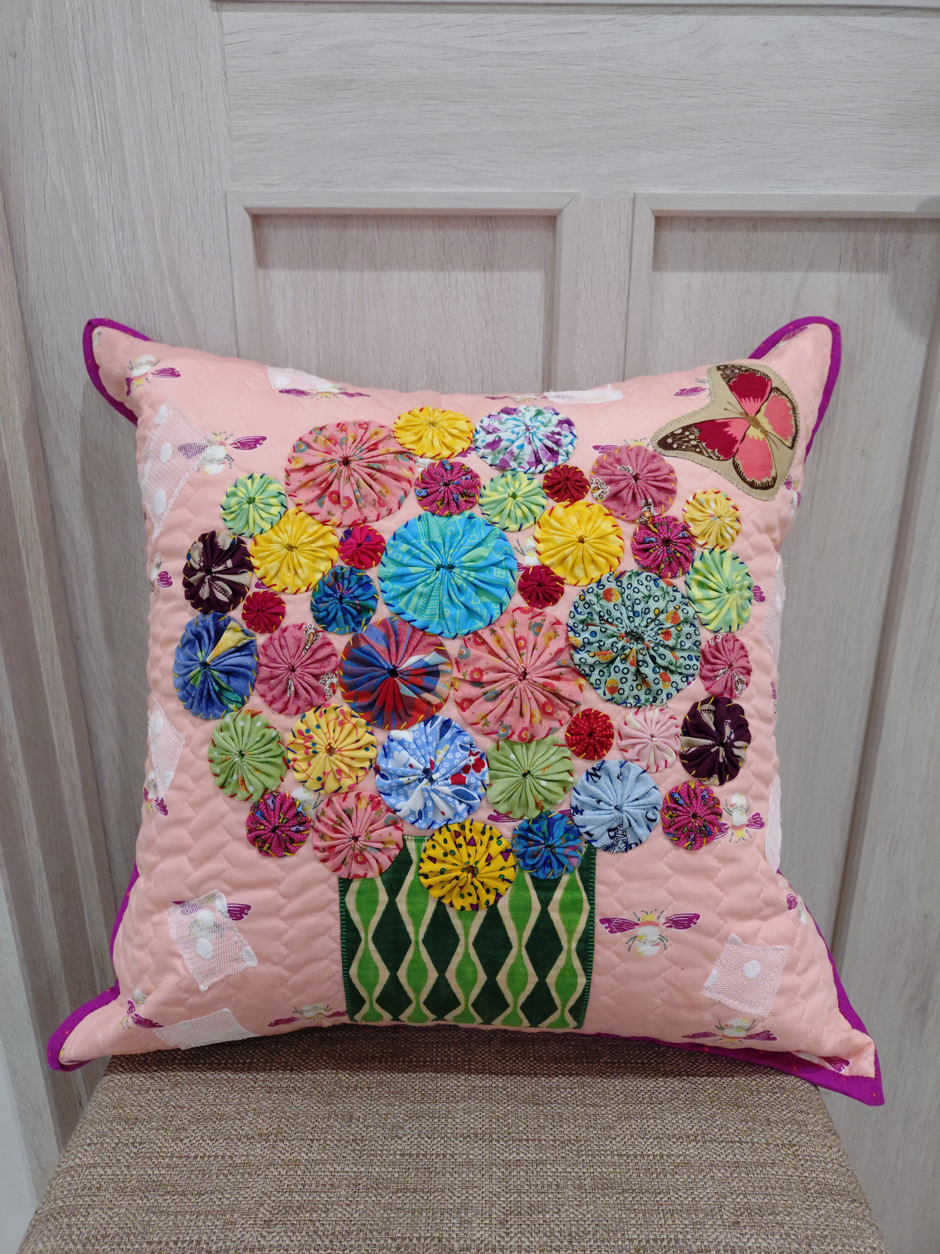 お花のクッションカバー　ヨーヨーキルト