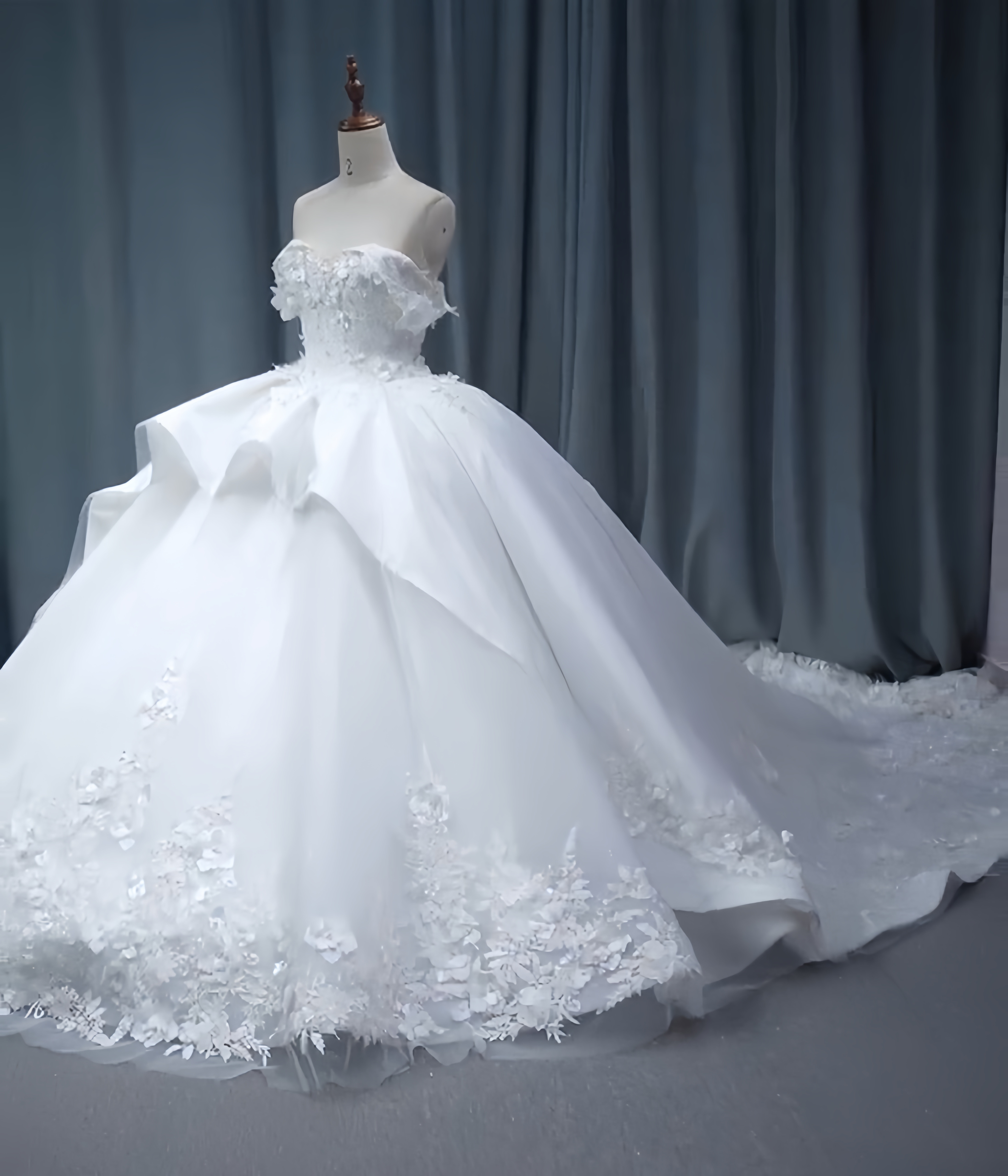 純粋な美しさ　ウェディング　華やかなトレーン　サイズオーダー可能　高級編み上げ　魅惑なレーススカート　前撮り二次会披露宴