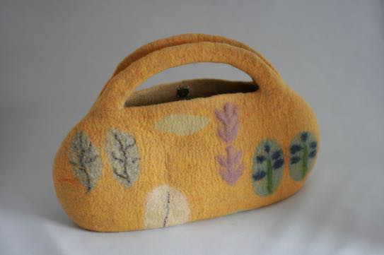 「木々と木の葉」 フェルトバッグ（黄）