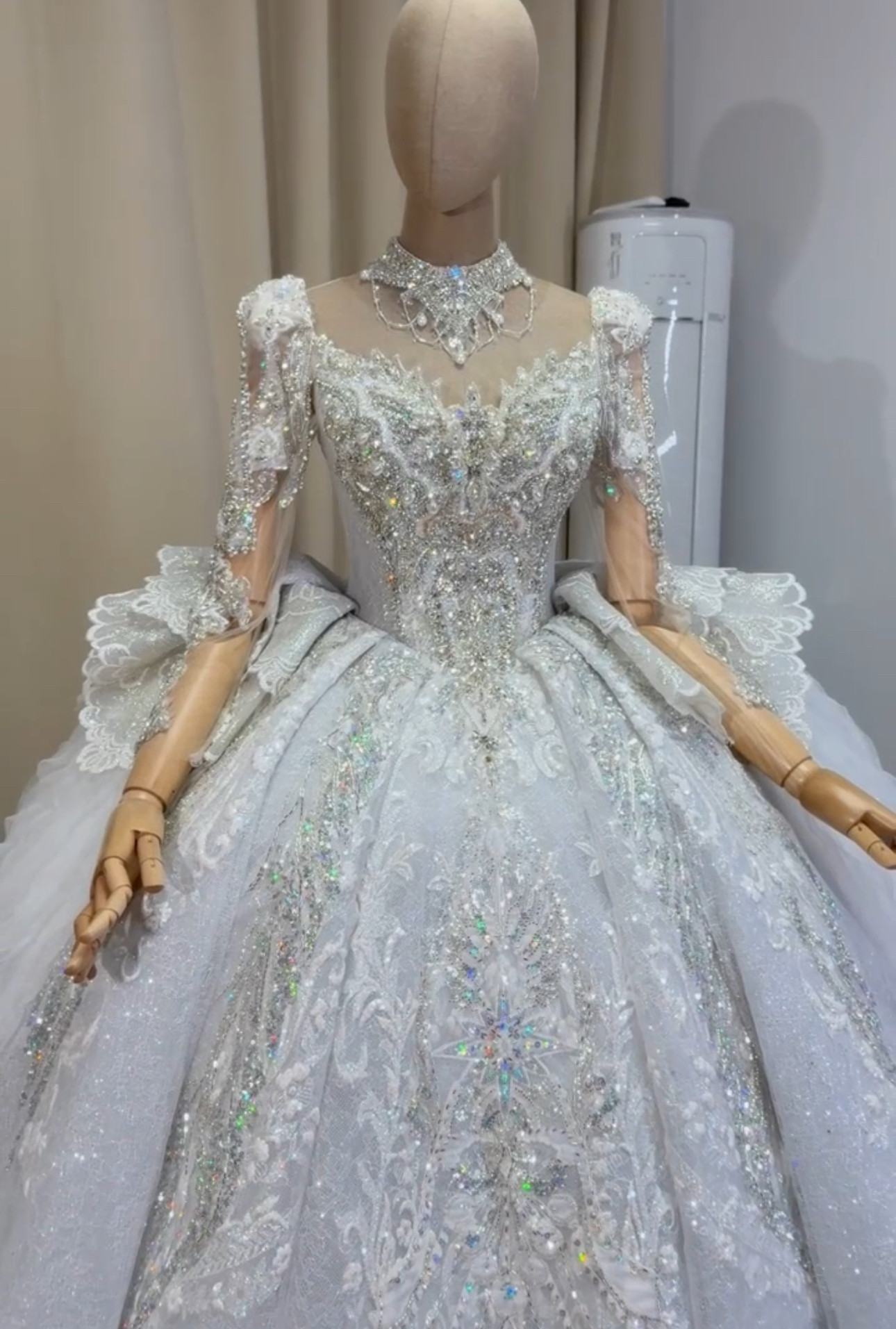 買わないと損　華やかな引裾　花刺繍　フランスレース　花柄　ネックレス　スクエアネック　キラキラ　優雅なシルエット　結婚式