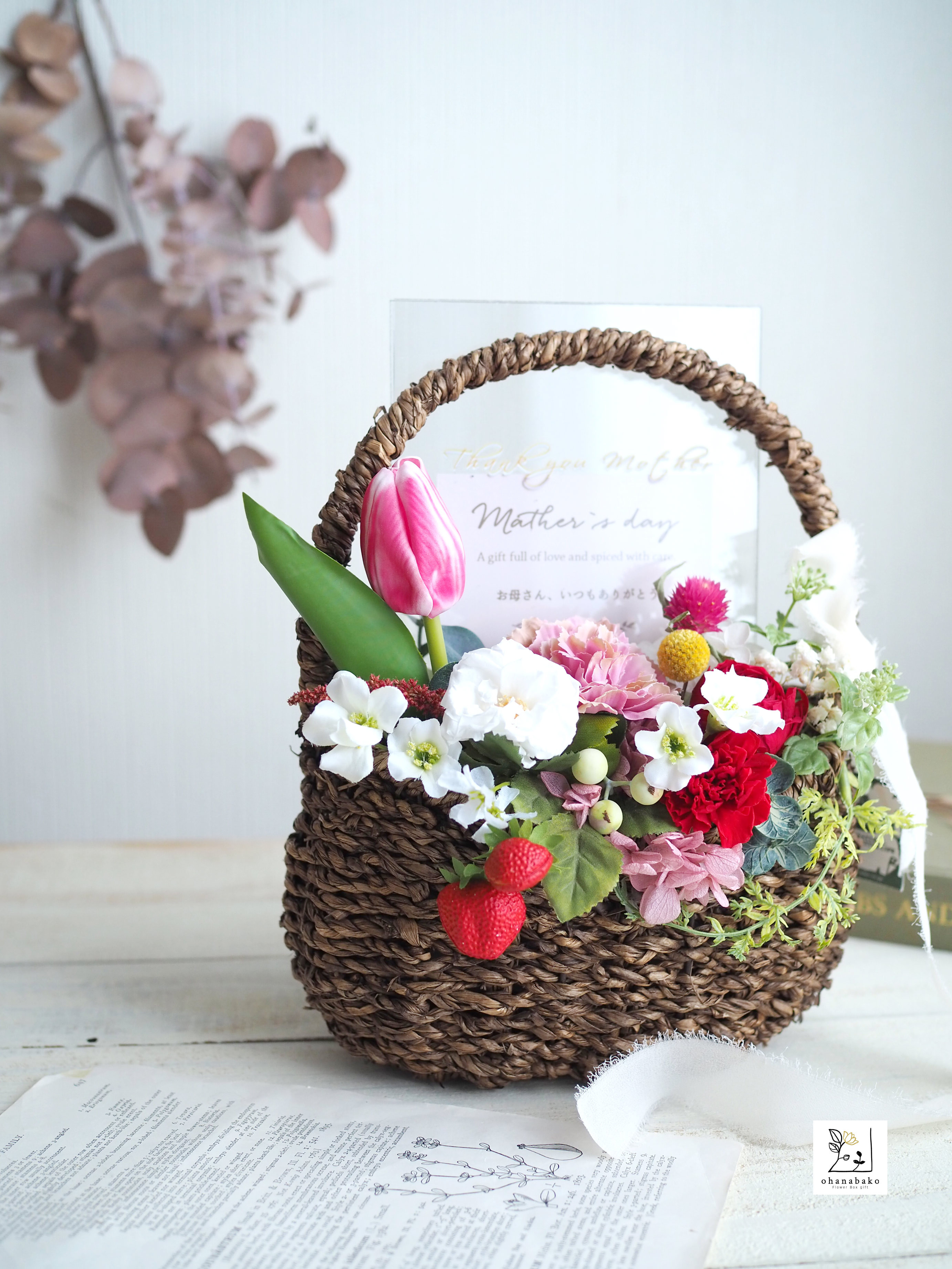 《写真入れ替えOK》いちごたっぷりプリザーブドフラワーアーティフィシャルフラワーのかごアレンジ