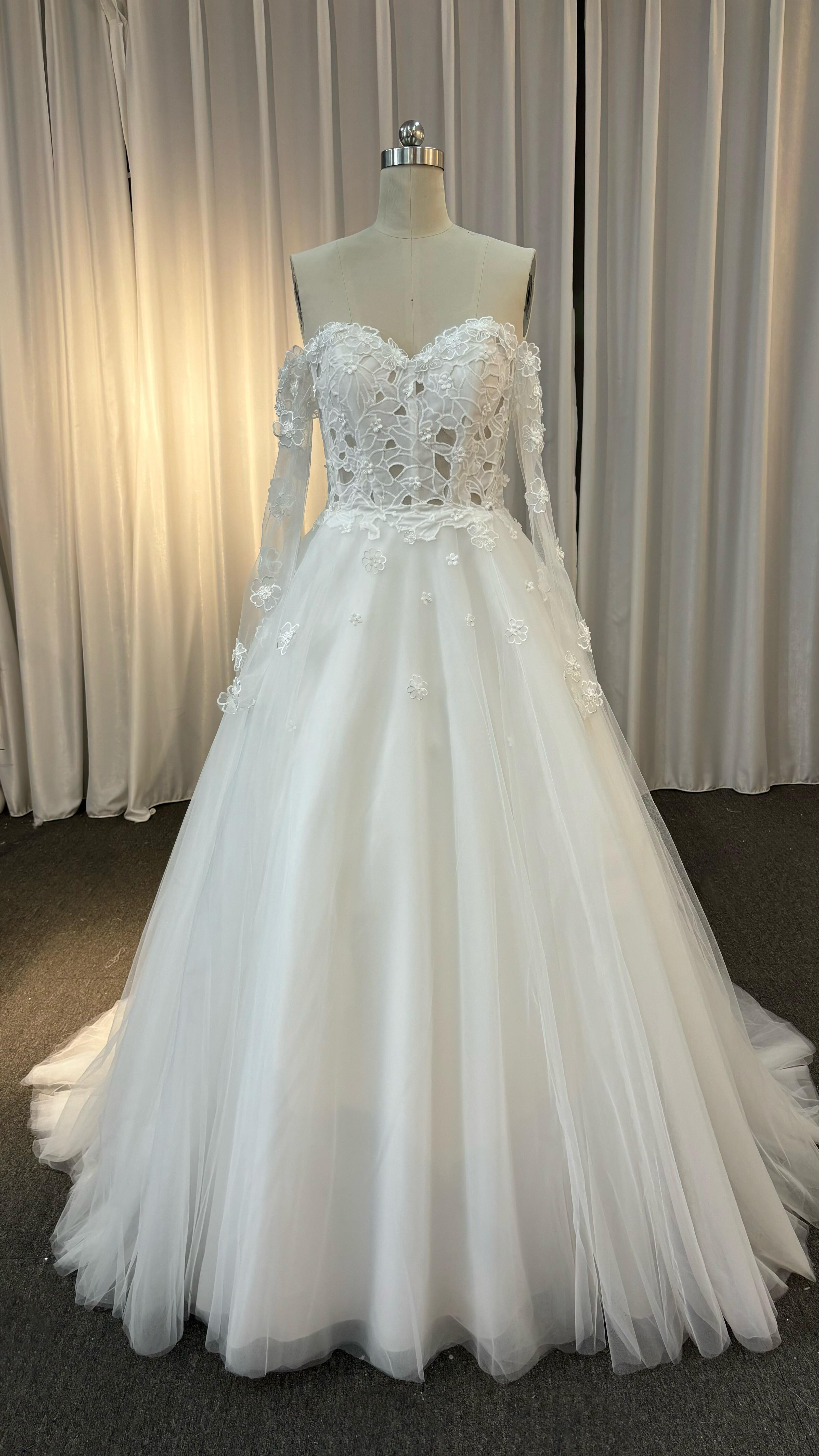 美しい　オフショルダー　痩せて見える　白いウェディングドレス　ファスナー　シンプル　高級レース　刺繍あり　結婚式花嫁挙式