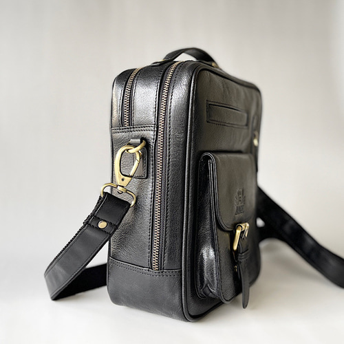 英国デザイン牛革かばんValise TALL BOXショルダー ブラックBuff