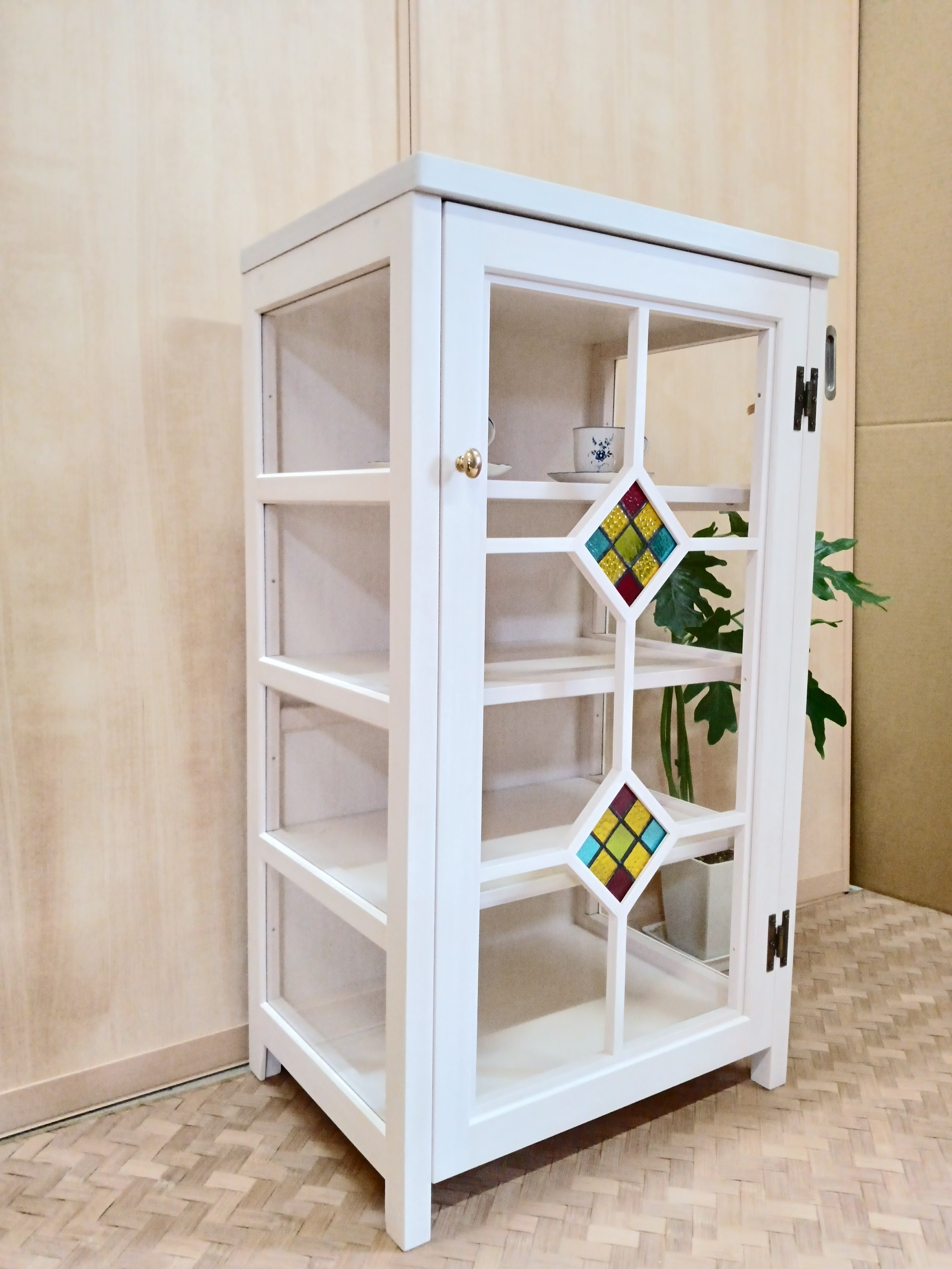 キャビネット白　小さいステンドグラス入り　食器棚　飾り棚　高さ90cm