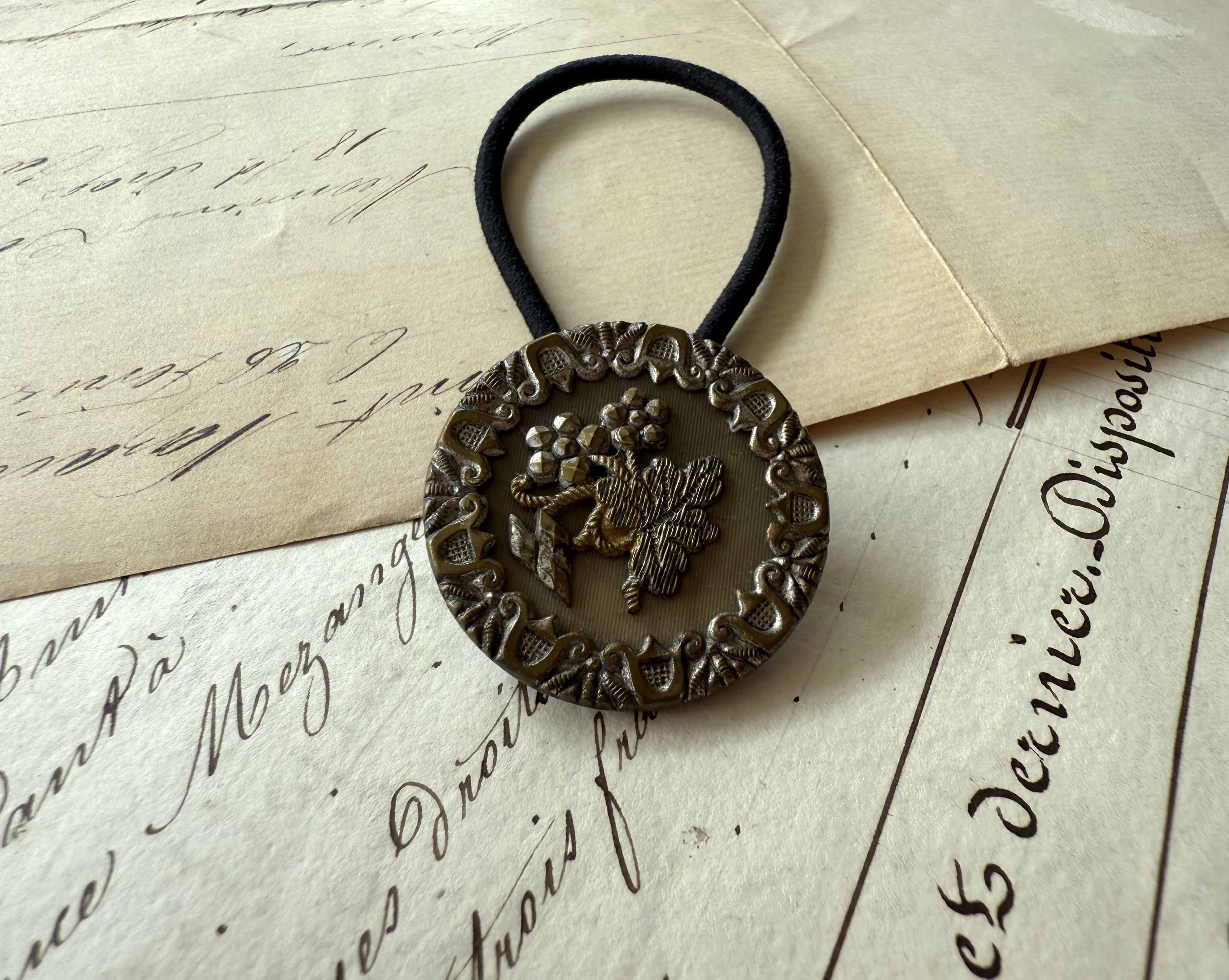 アンティークボタンヘアゴム／カットスチールアールヌーヴォボタン（AB-060）