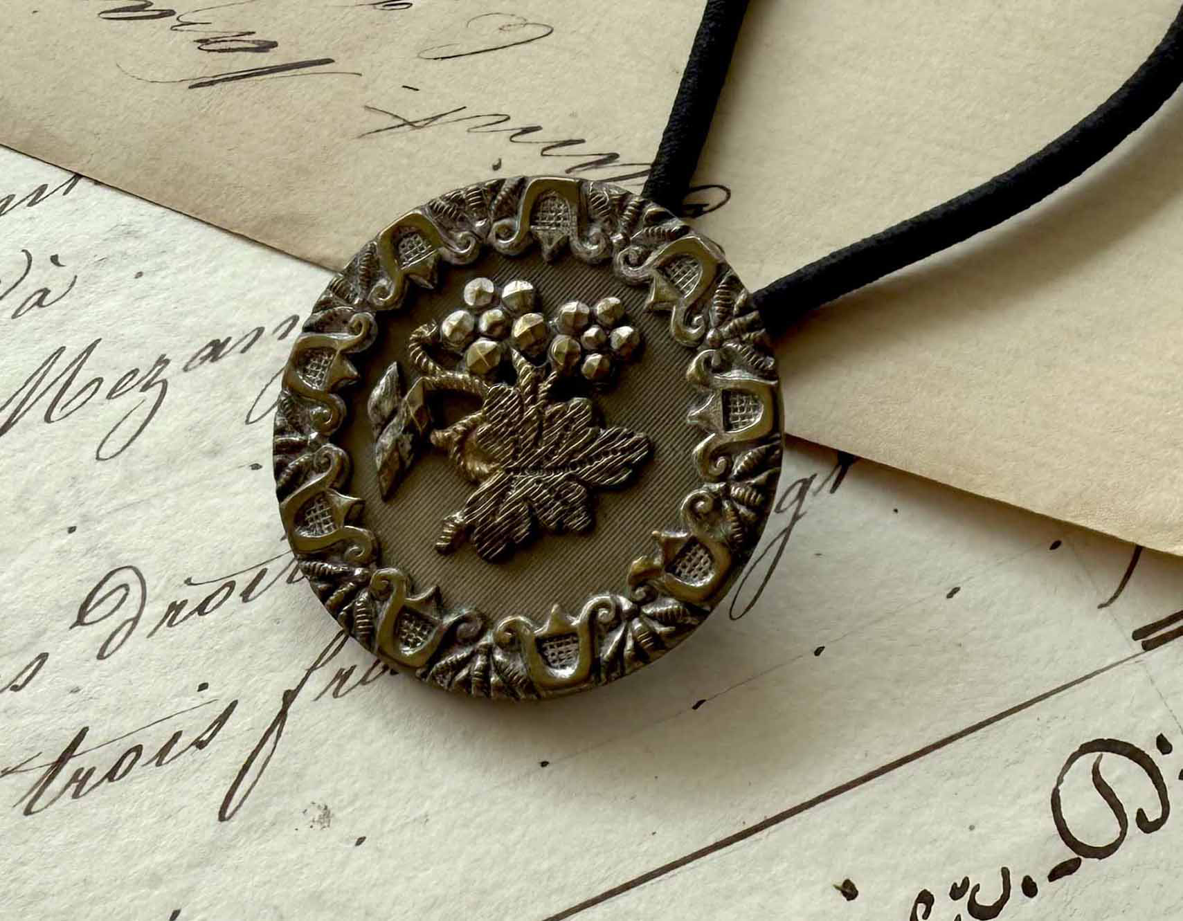 アンティークボタンヘアゴム／カットスチールアールヌーヴォボタン（AB-060）