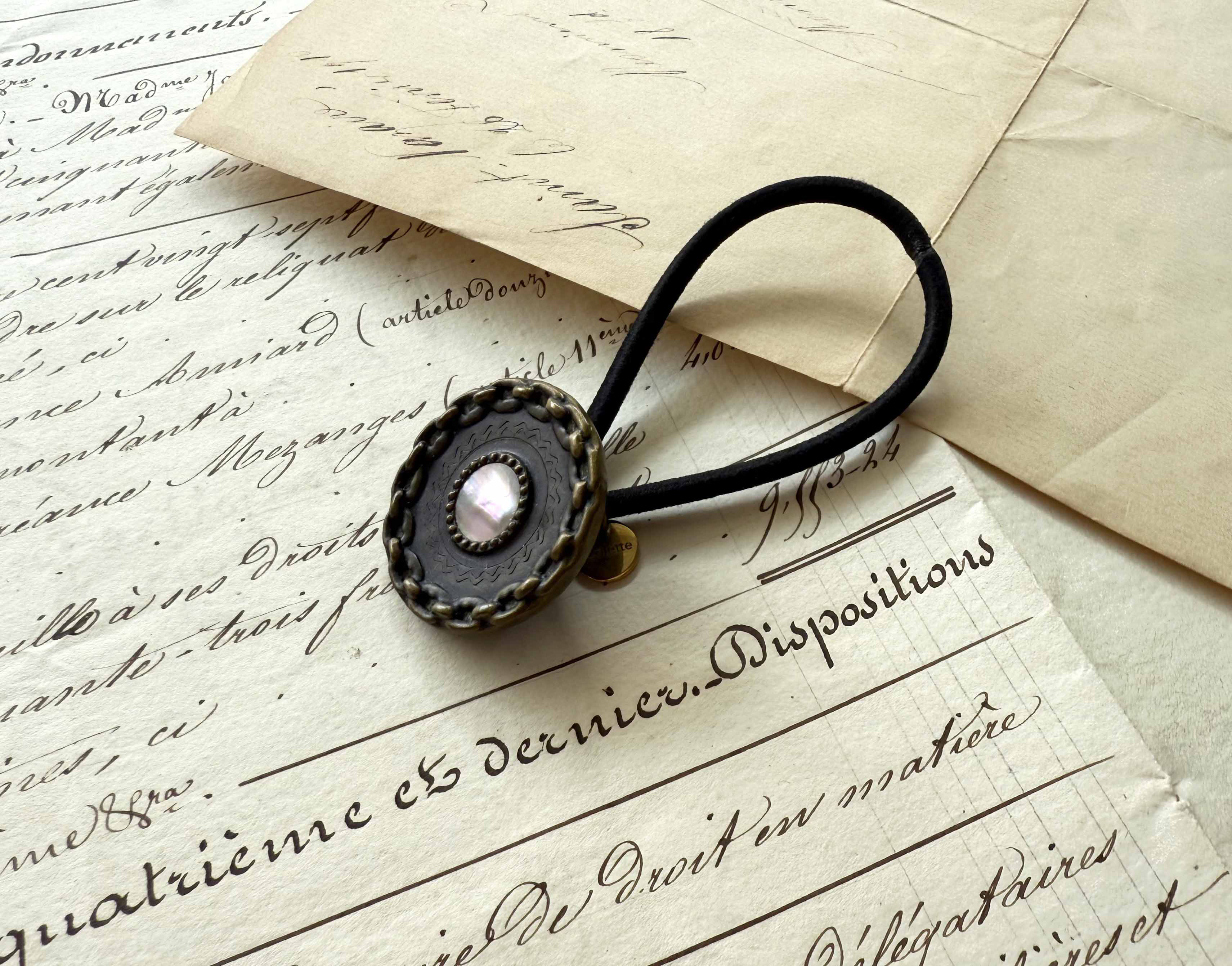 アンティークボタンヘアゴム／真ん中マザーオブパールボタン（AB-062）