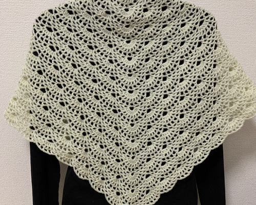 a70】かぎ針 シンプル 透かし シェル編み 三角 ショール オフホワイト