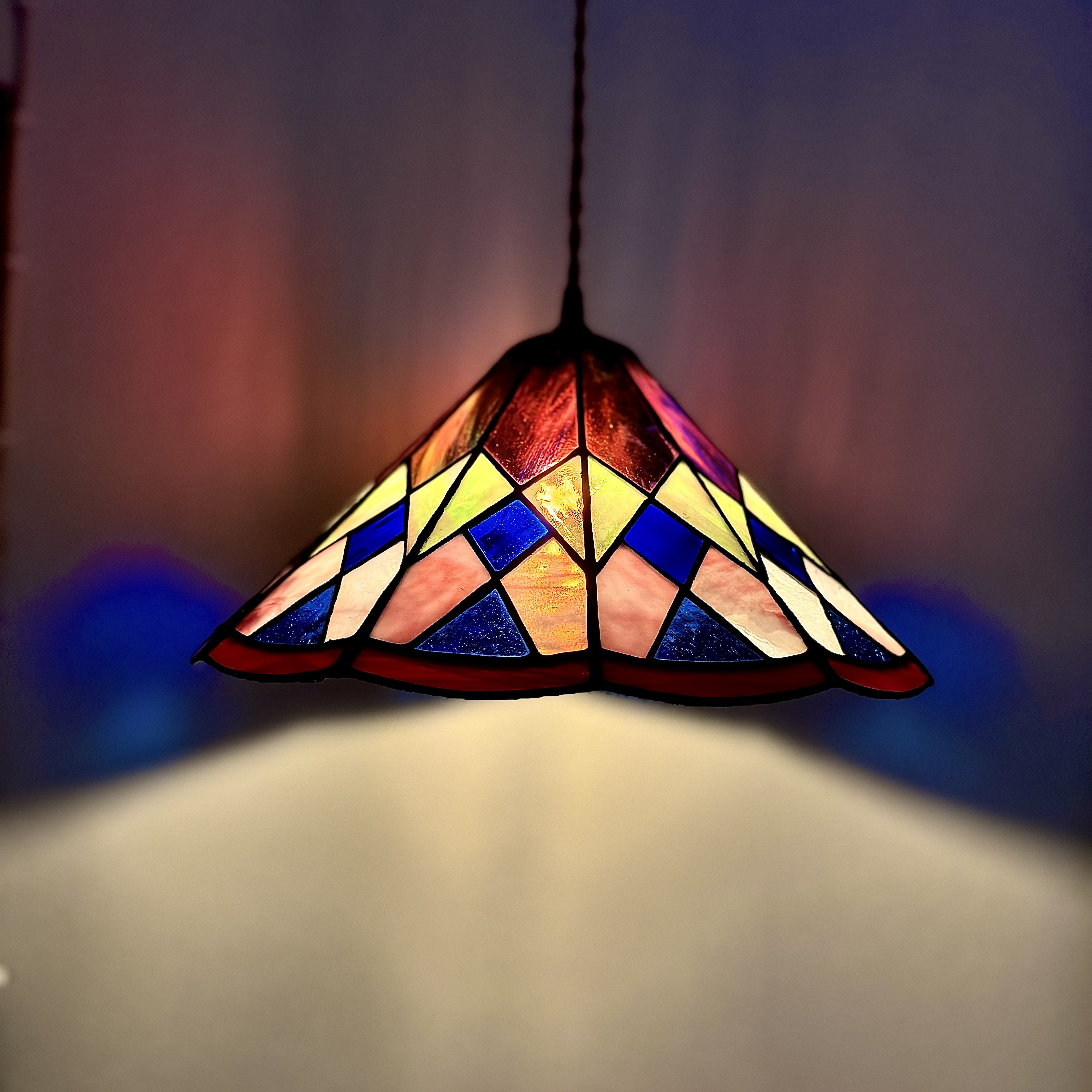 光の色と模様を楽しむ、ステンドグラス ペンダントライト　ランプシェード