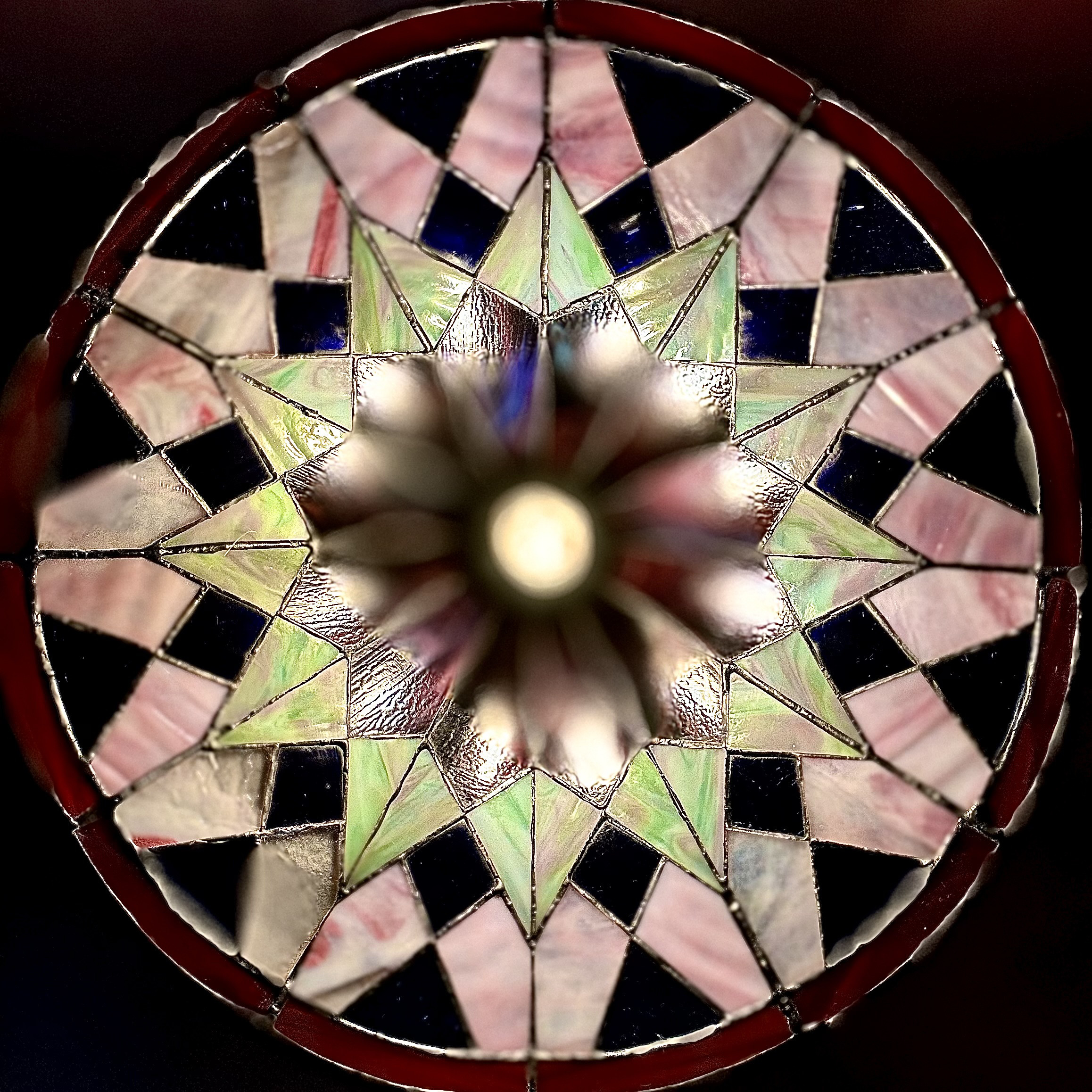 光の色と模様を楽しむ、ステンドグラス ペンダントライト　ランプシェード