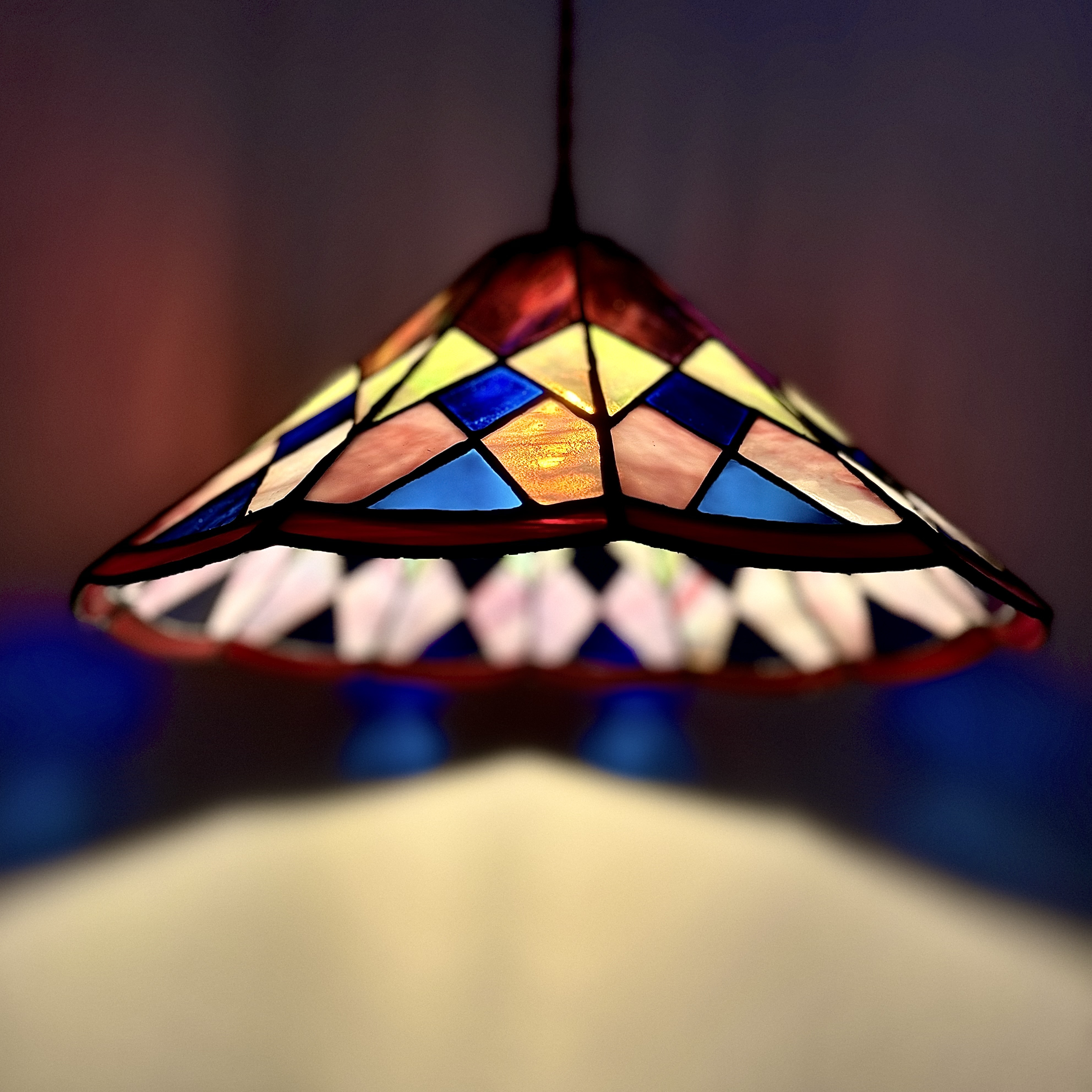 光の色と模様を楽しむ、ステンドグラス ペンダントライト　ランプシェード