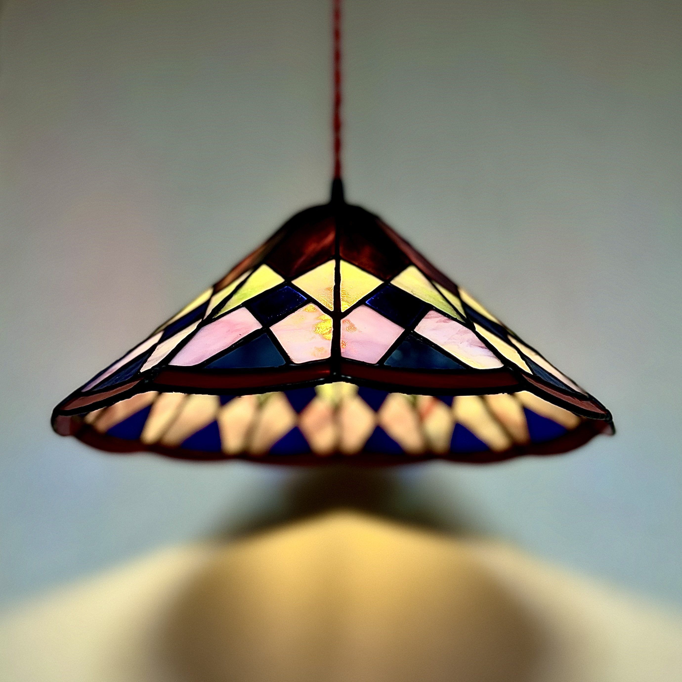 光の色と模様を楽しむ、ステンドグラス ペンダントライト　ランプシェード