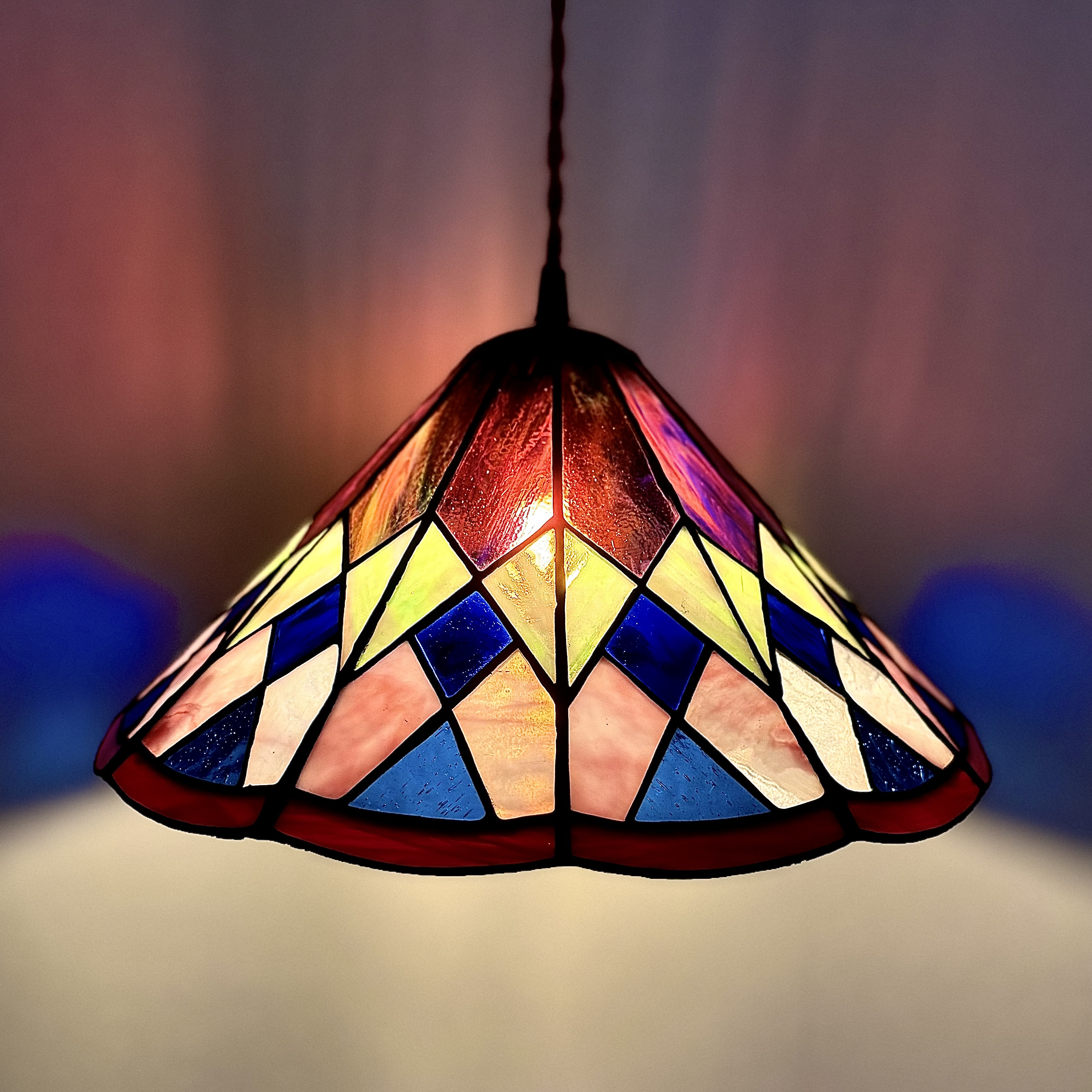 光の色と模様を楽しむ、ステンドグラス ペンダントライト　ランプシェード