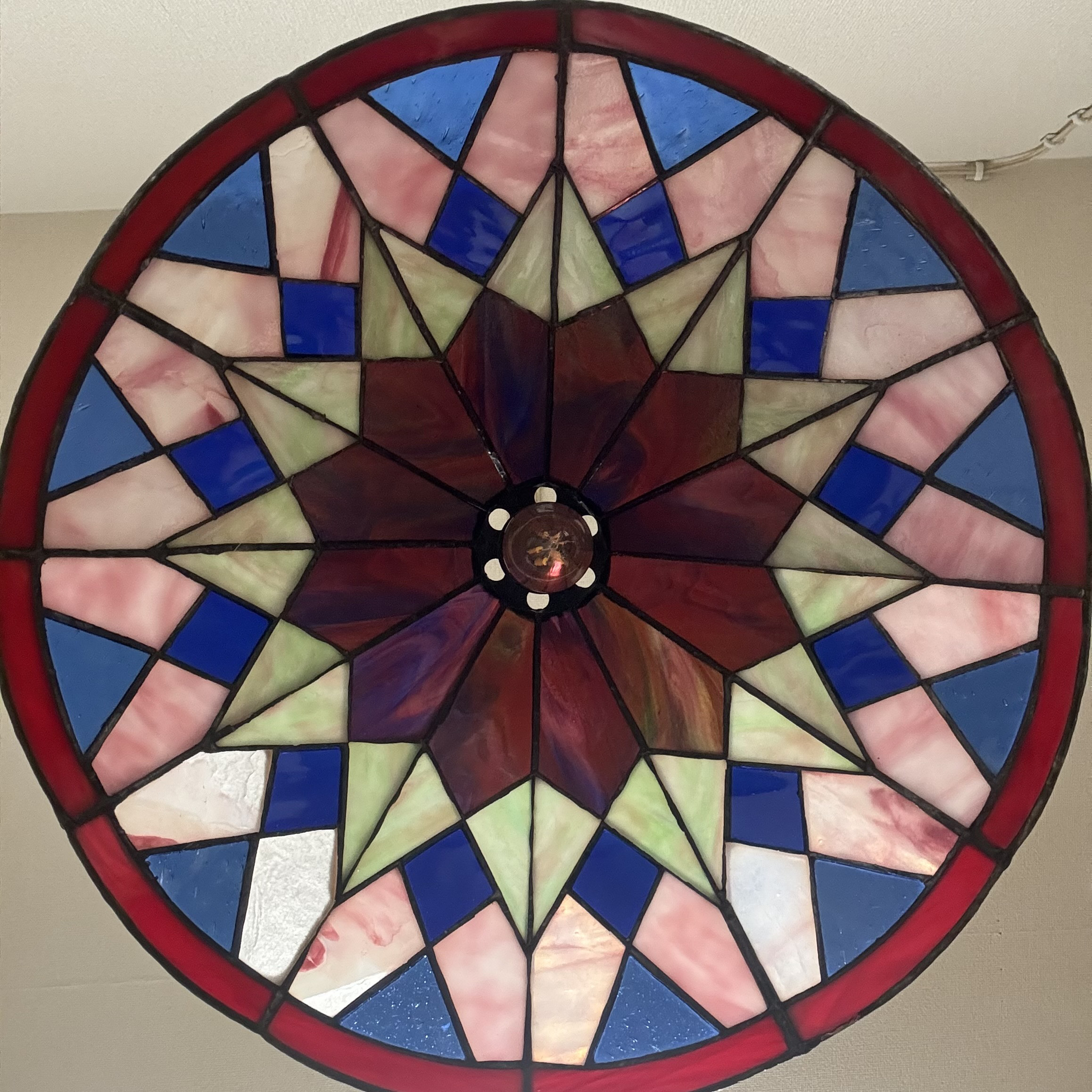 光の色と模様を楽しむ、ステンドグラス ペンダントライト　ランプシェード