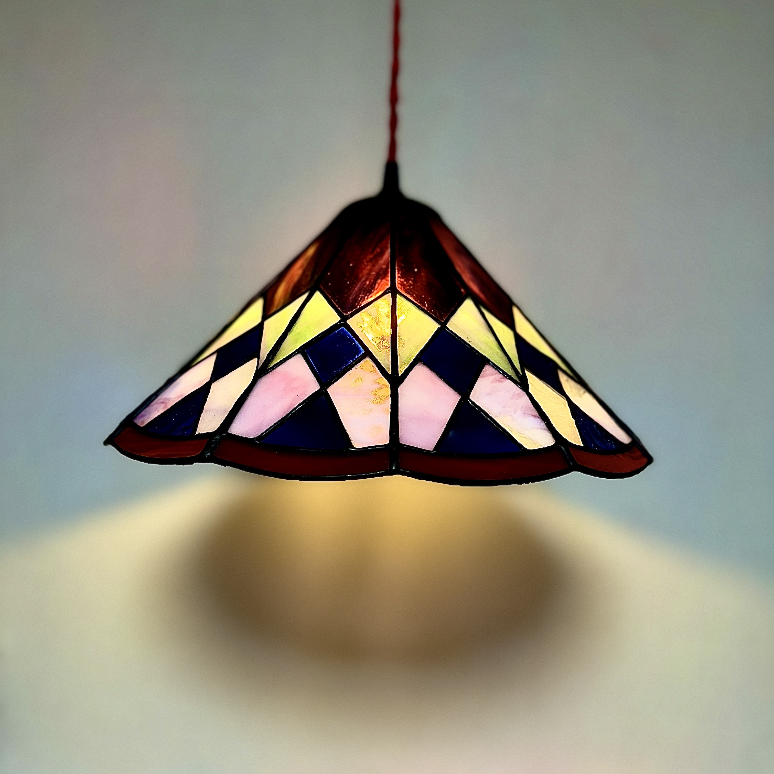 光の色と模様を楽しむ、ステンドグラス ペンダントライト　ランプシェード