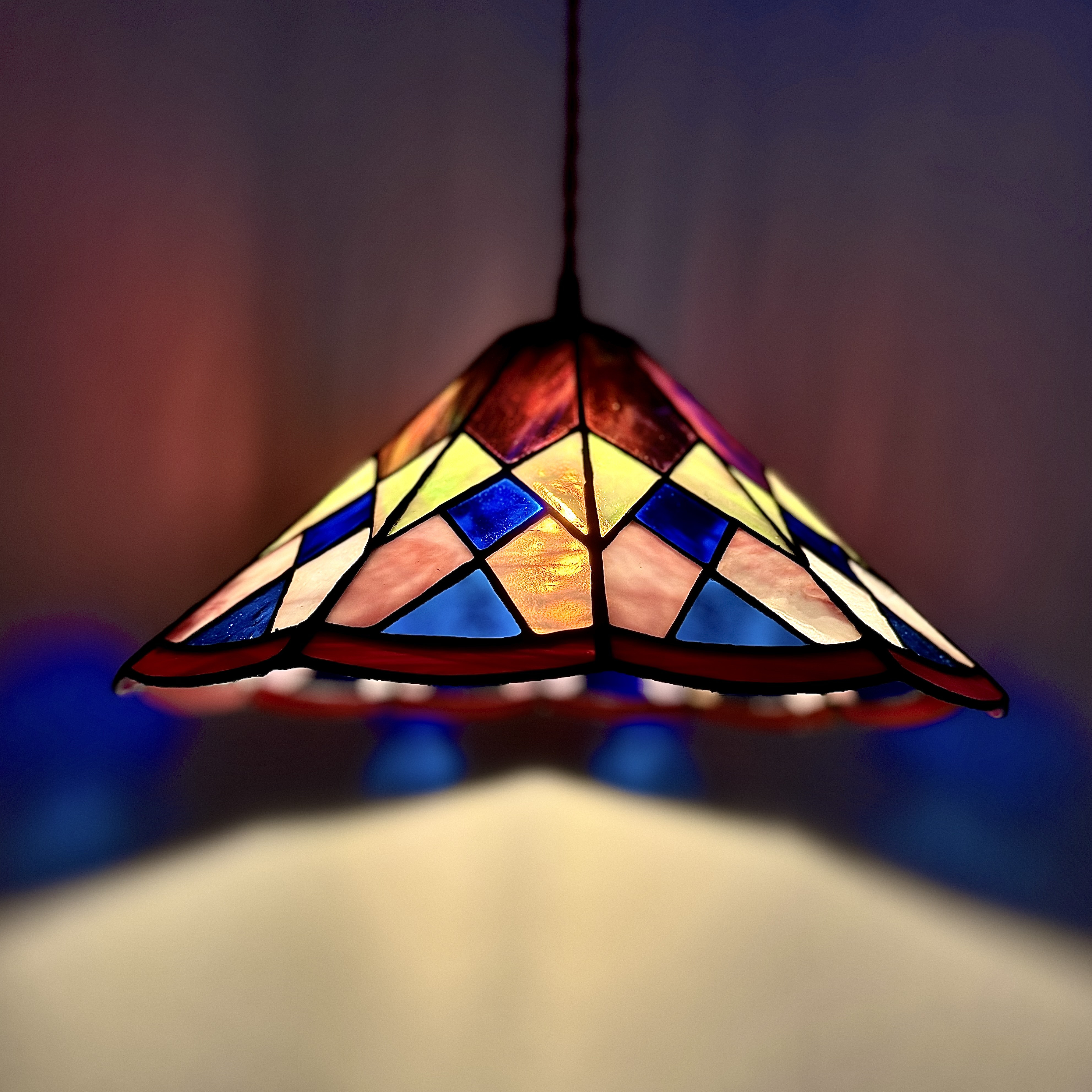 光の色と模様を楽しむ、ステンドグラス ペンダントライト　ランプシェード