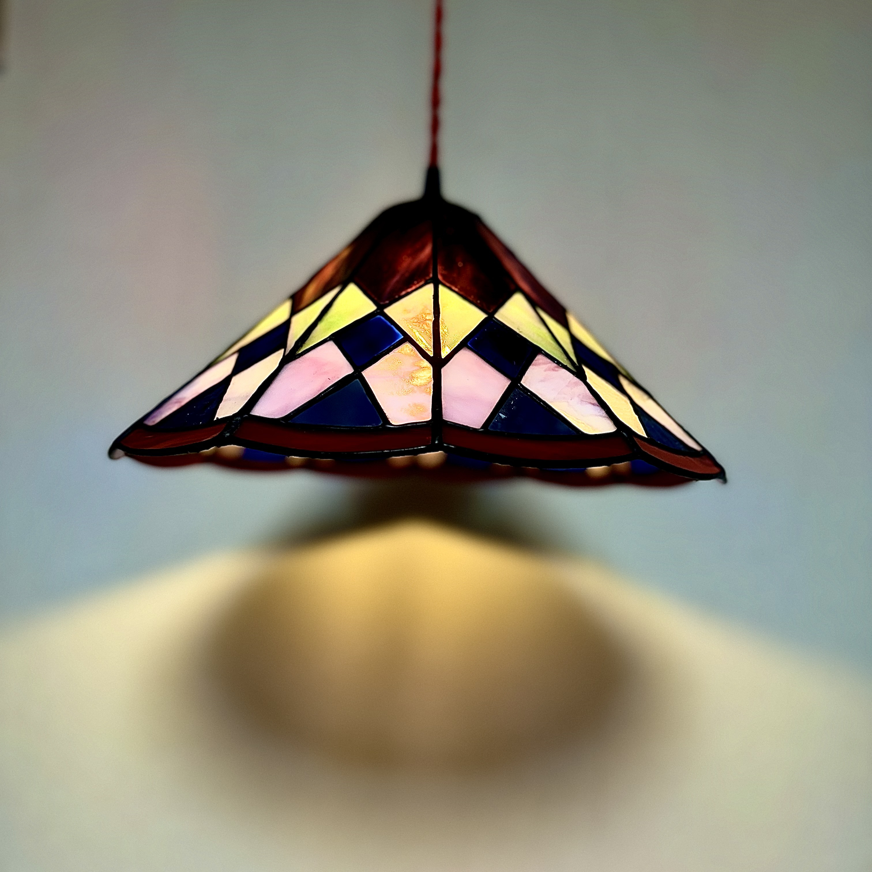 光の色と模様を楽しむ、ステンドグラス ペンダントライト　ランプシェード