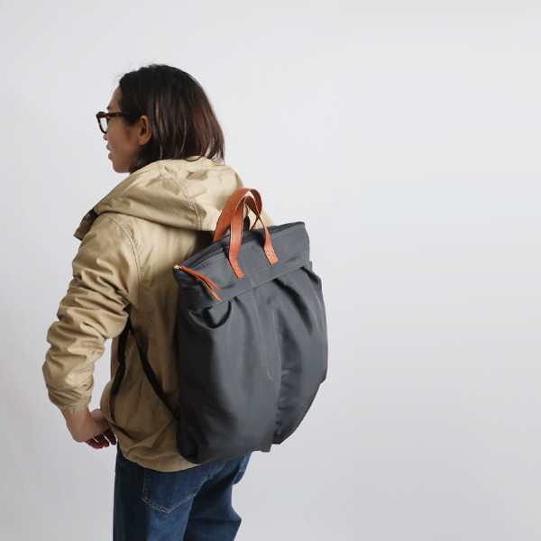 （送料無料）新色　Lサイズ　軽量クッション入ナイロン　収納上手な多収納ポケット リュックサック　　グレーP76