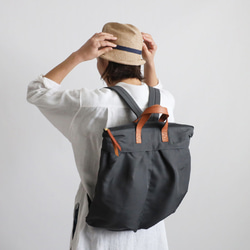 ⁑（送料無料）ラスト１　Mサイズ　軽量　収納上手な多ポケット リュックサック　クッション入ナイロン革レザー　グレーP75 14枚目の画像