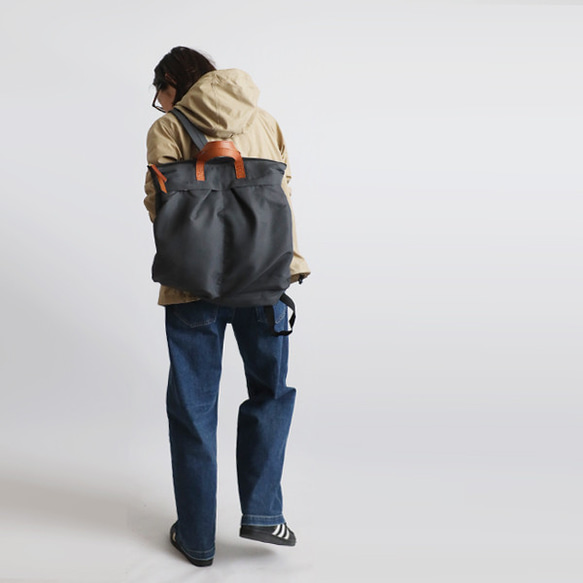 ⁑（送料無料）ラスト１　Mサイズ　軽量　収納上手な多ポケット リュックサック　クッション入ナイロン革レザー　グレーP75 13枚目の画像