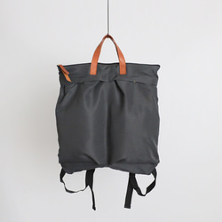 ⁑（送料無料）ラスト１　Mサイズ　軽量　収納上手な多ポケット リュックサック　クッション入ナイロン革レザー　グレーP75 12枚目の画像