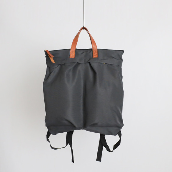 ⁑（送料無料）ラスト１　Mサイズ　軽量　収納上手な多ポケット リュックサック　クッション入ナイロン革レザー　グレーP75 12枚目の画像