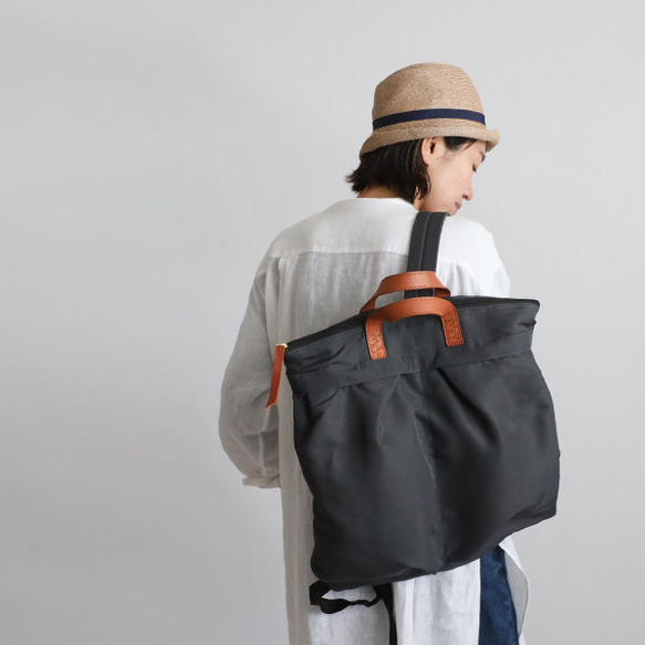 ⁑（送料無料）ラスト１　Mサイズ　軽量　収納上手な多ポケット リュックサック　クッション入ナイロン革レザー　グレーP75 9枚目の画像