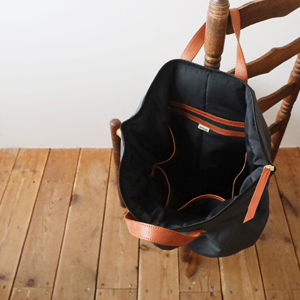 ⁑（送料無料）ラスト１　Mサイズ　軽量　収納上手な多ポケット リュックサック　クッション入ナイロン革レザー　グレーP75 7枚目の画像