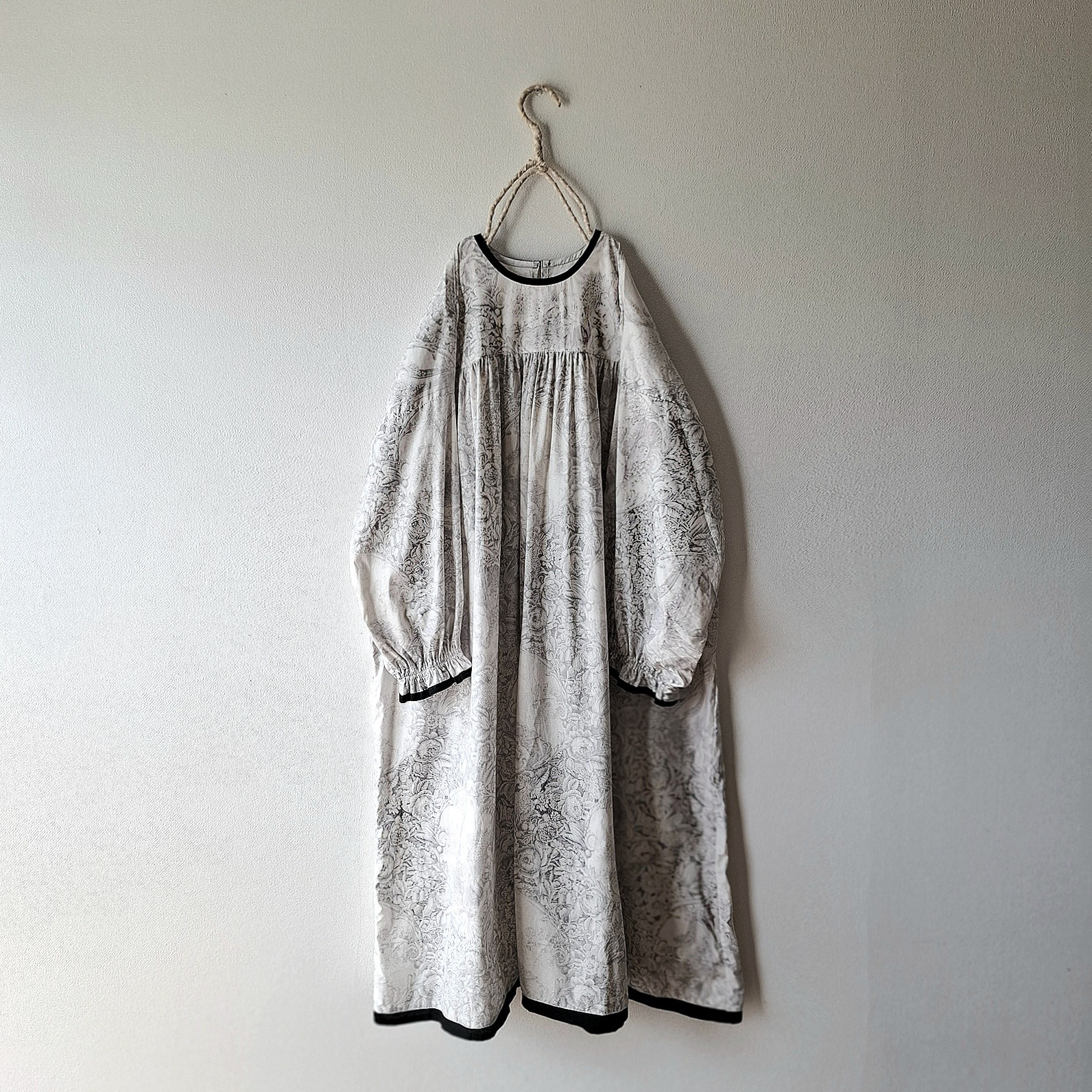 トワルドジュイ 薔薇園 ロココ調 ホワイトグレー