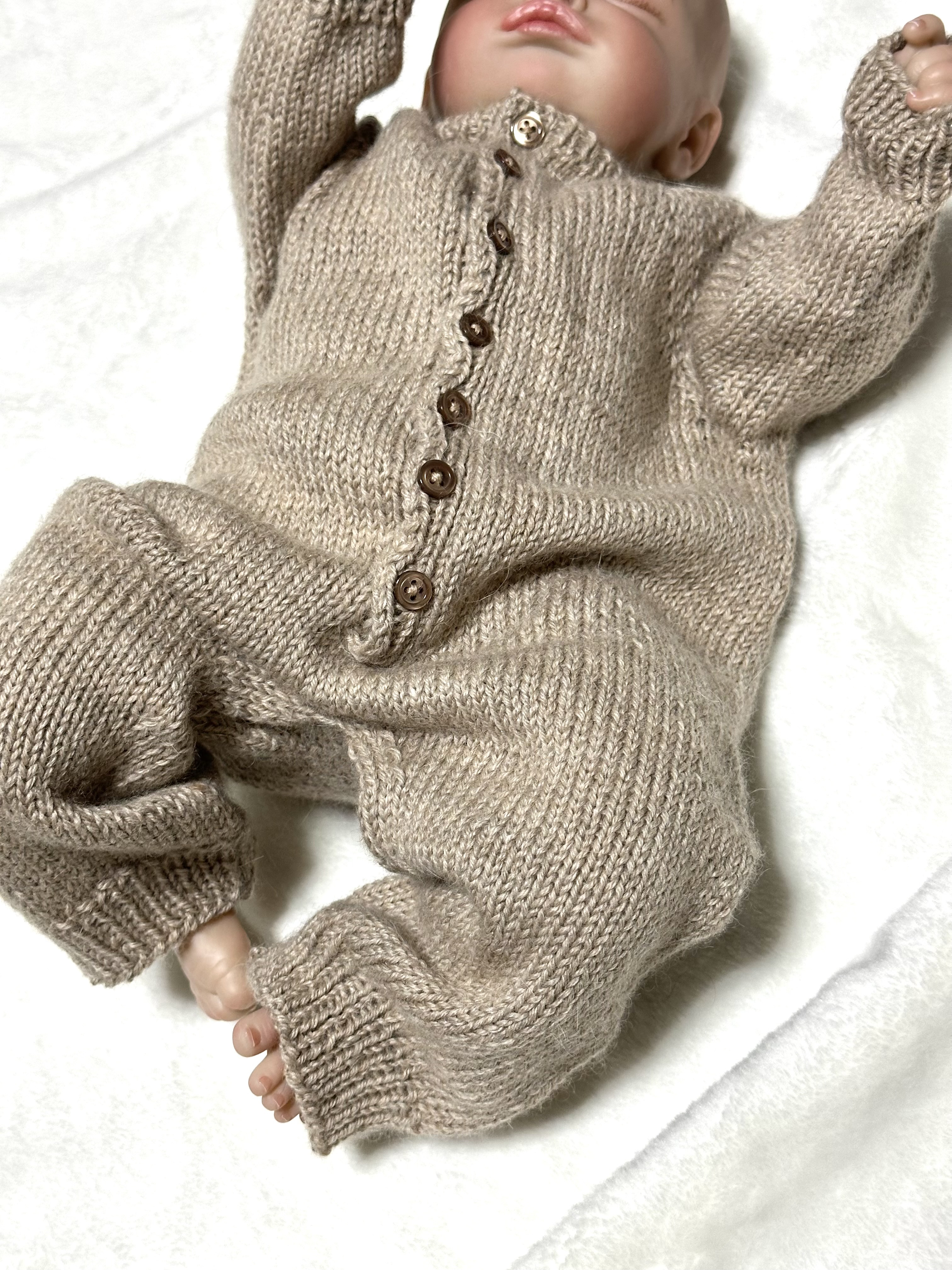 完全手編みのベビーニット