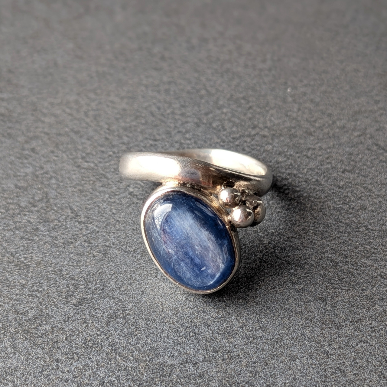青の煌めき・静かな輝きのカイヤナイト・シンプルデザインのシルバーリング