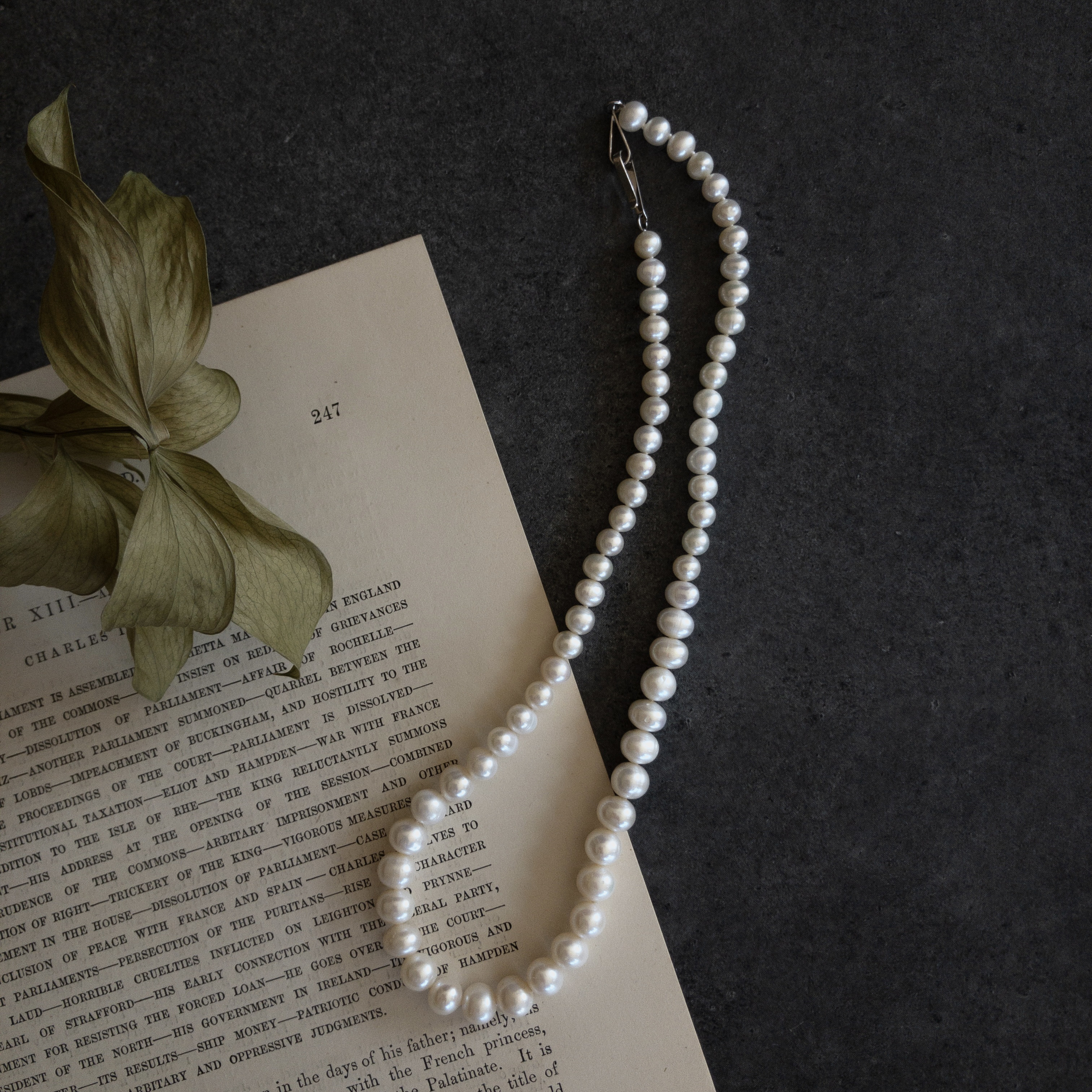 【sv950】ネックレス 〜 淡水パール (セミラウンド・all knot)