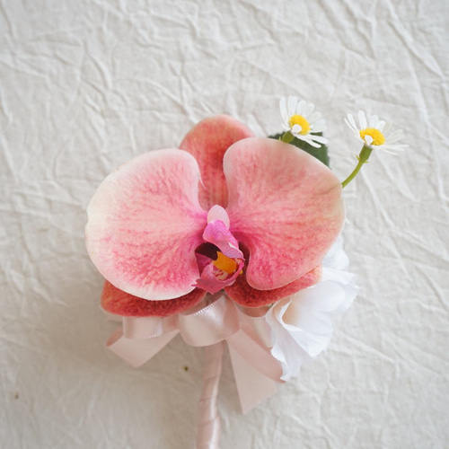 胡蝶蘭とカラーのクラッチブーケ☆ブートニア付き 完成品ブーケ】ピンクの胡蝶蘭と春のお花たくさんクラッチブーケ