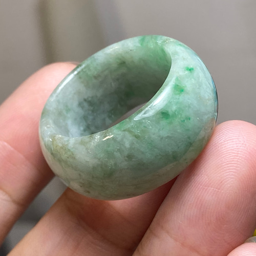 【田中出品】ミャンマー産天然本翡翠 くりぬきリング 10号 L11-06 緑花 25.5号 ミャンマー産天然 A貨 本翡翠 くりぬき リング