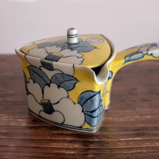 古赤絵 椿文 三角急須（黄）【陶祥窯・有田焼】