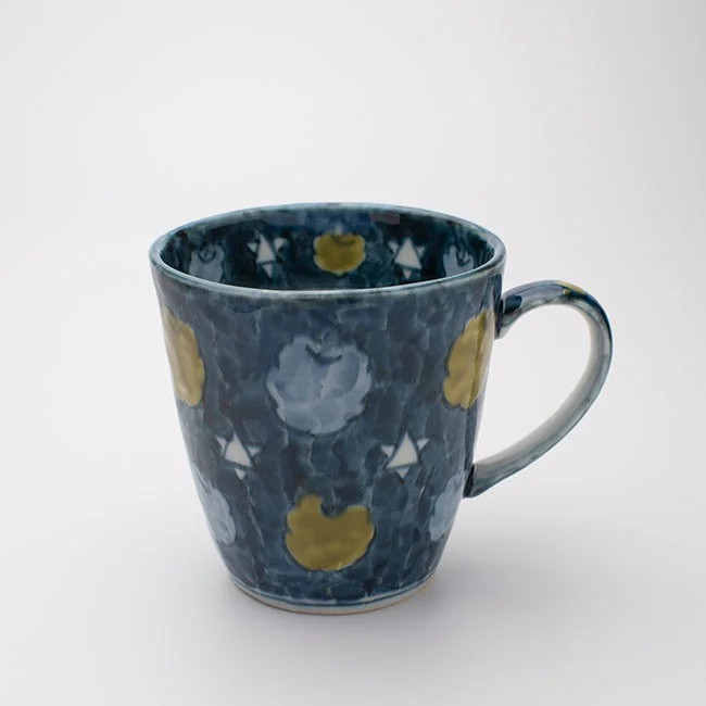 古赤絵 林檎文　彫マグカップ（カラシ）【陶祥窯・有田焼】