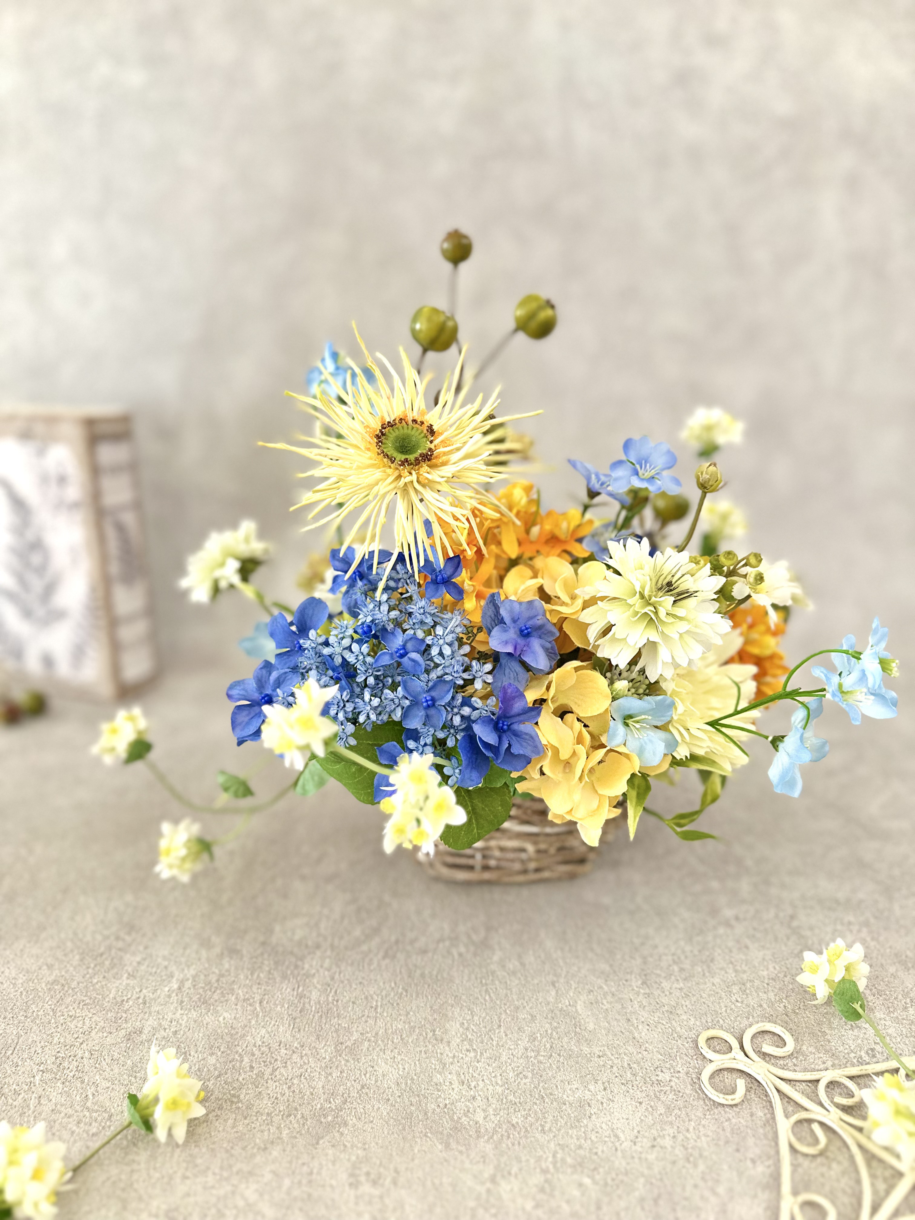紫陽花アレンジメント　ブルーイエロー　カゴアレンジ　アーティフィシャルフラワー　お祝いアレンジメント