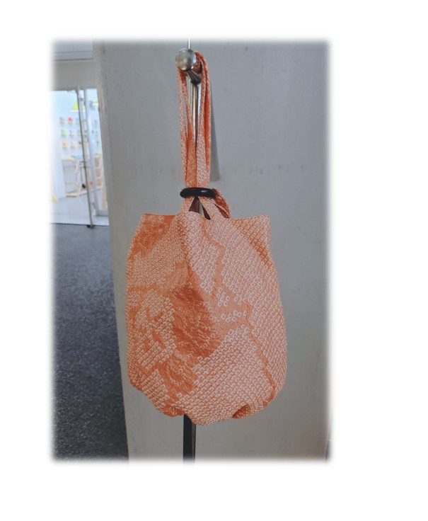 105　巾着バッグ　トートバッグ　バケツ型バッグ　小さいサイズ　総絞り着物　オレンジ色　金魚　昭和レトロ柄　ウッドリング