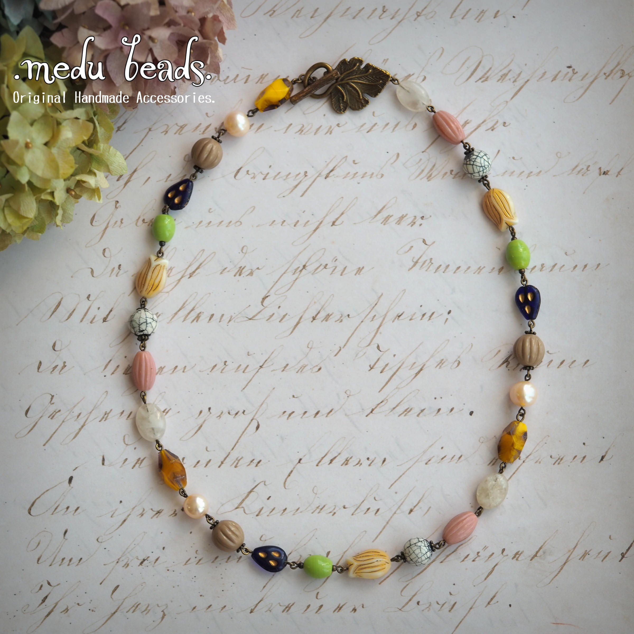 ディープパステルカラーのネックレス