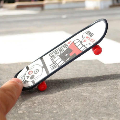 ミニチュアのスケートボード ミニチュアスケートボード 1点 ミニチュアスポーツ用品 ドールハウス