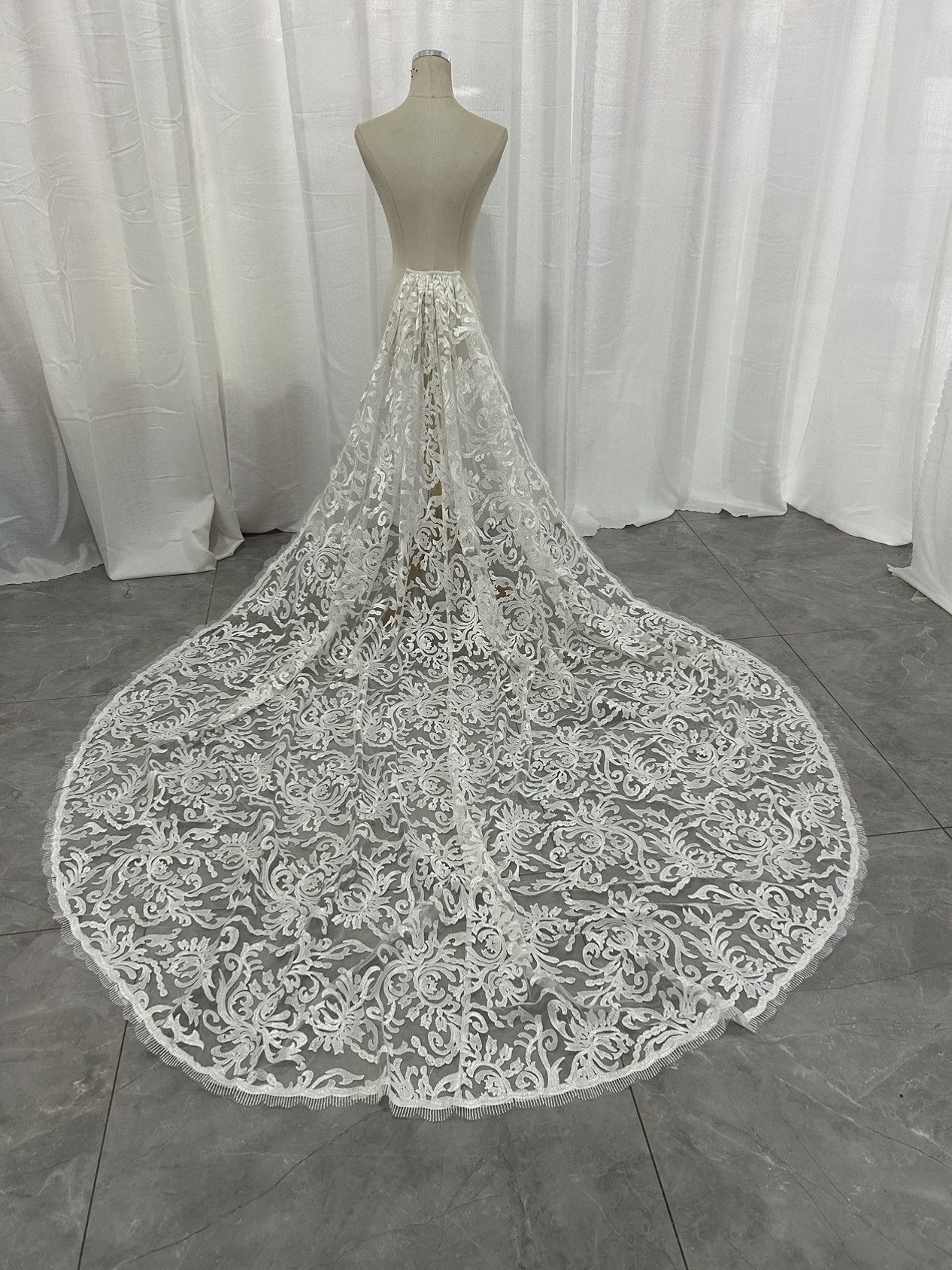送料無料！総レース  ウエディングドレス　豪華！ 華やかなトレーン オーバースカート