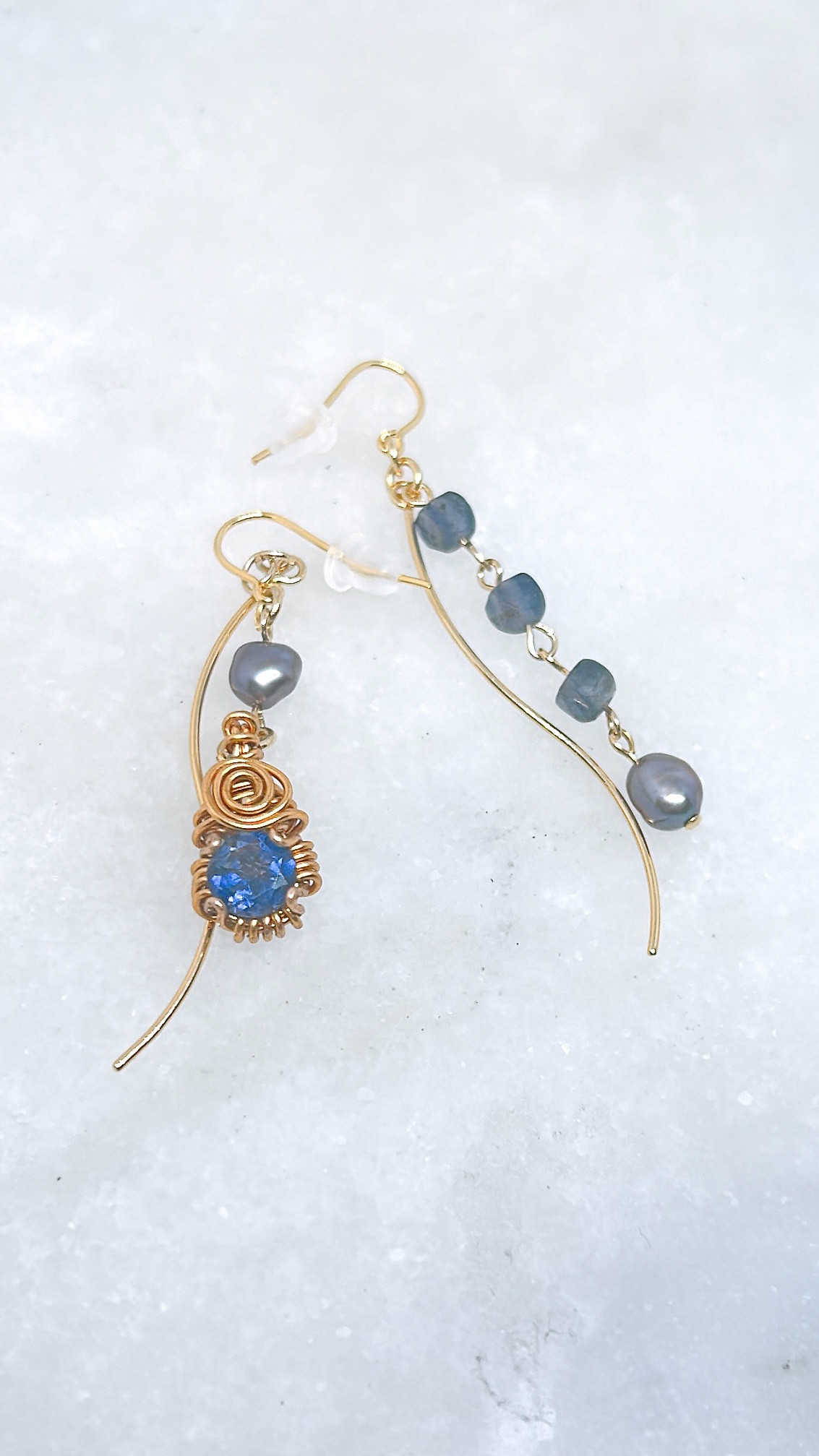 3月誕生石　アイオライトのアシンメトリーロングピアス　イヤリング