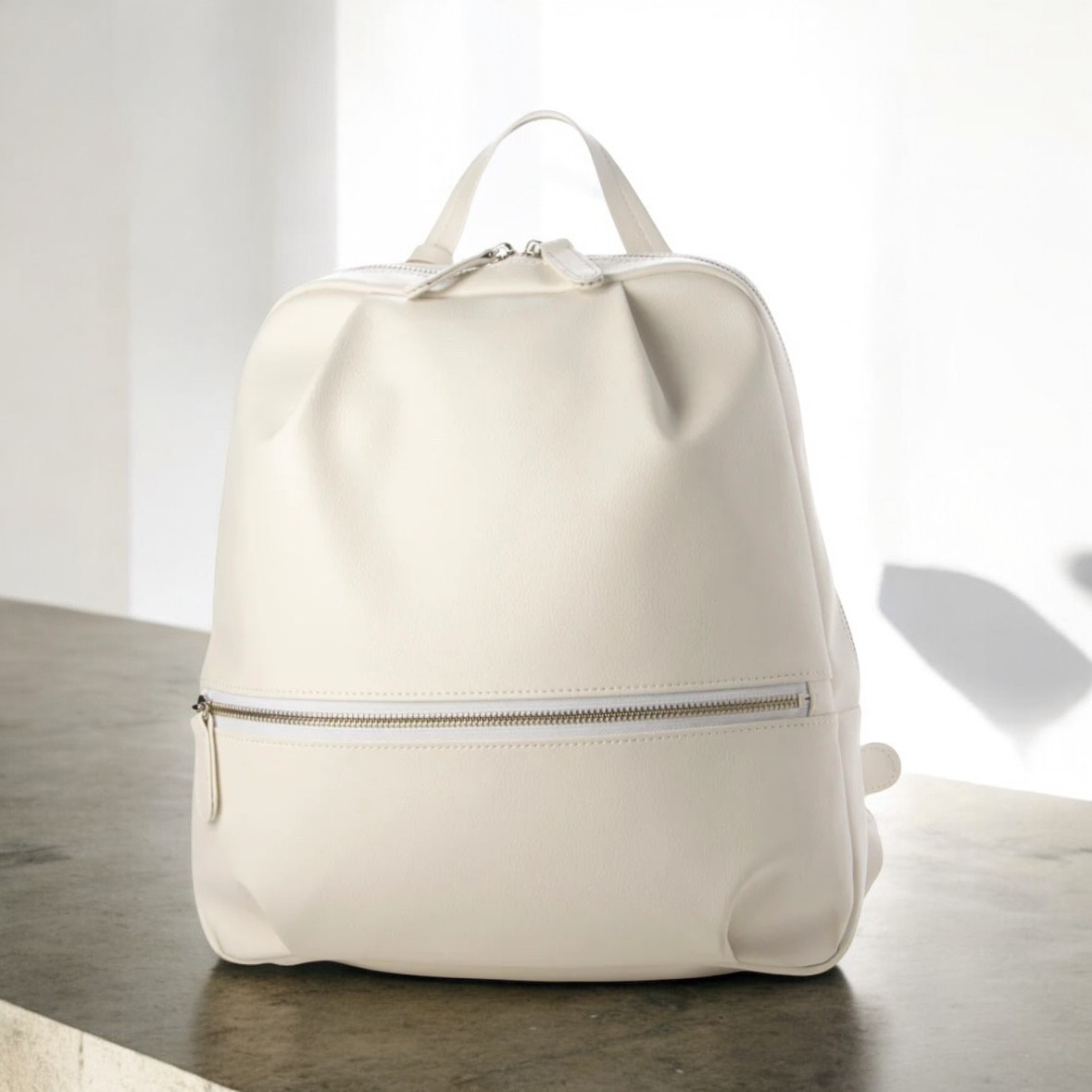 【日本製】上質PUシュリンクレザー 収納力抜群 リュック A4対応 軽量 510ｇ バックパック ホワイト