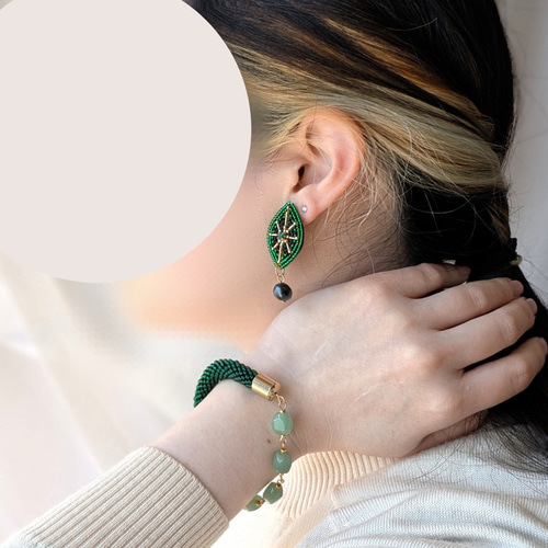 二人の魔女》ビーズ刺繍ピアス｜グリンダ＆エルファバ｜推し色アクセ