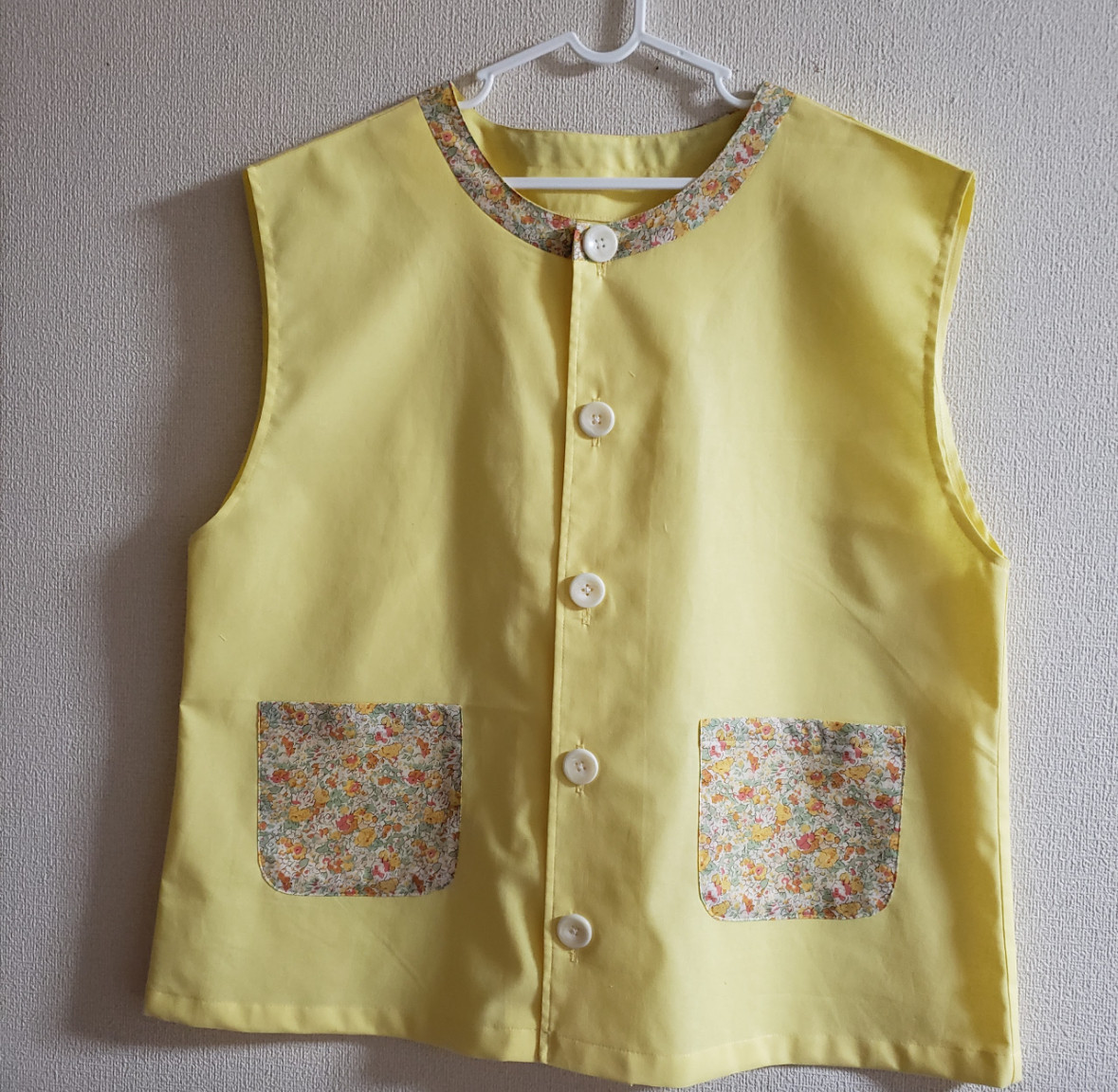 【80～160】リバティ タナローン クレアオード イエロー 前ボタン 袖なしスモック 首パイピング 着丈延長可