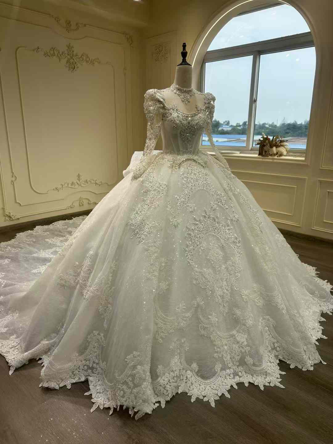 見逃さない！裾に繊細な花レース　スクエアネック　お姫様　豪華なトレーン　春婚・秋婚・冬婚にピッタリ　オーダー美しいドレス