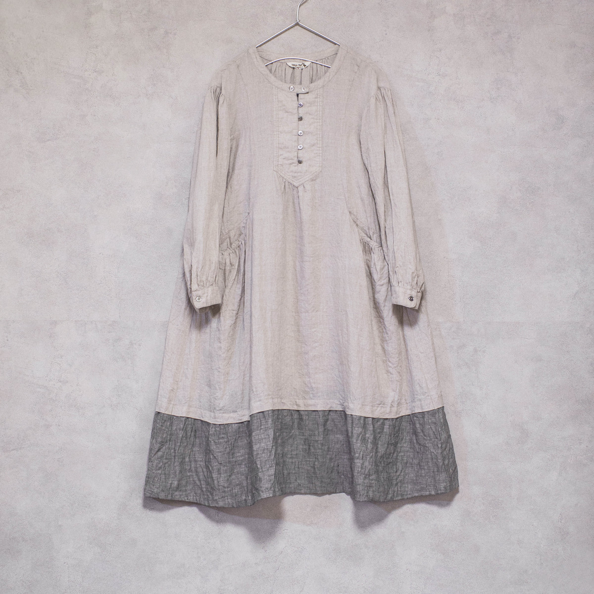 リネン切り替えギャザーワンピース　生成り色