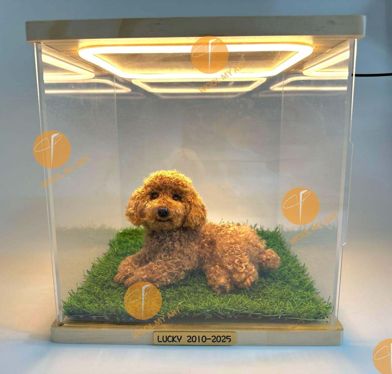 ウールフェルトのアートワークは、あなたの絵に合わせてカスタマイズできます（高級LEDライトディスプレイキャビネット、ブランド名、