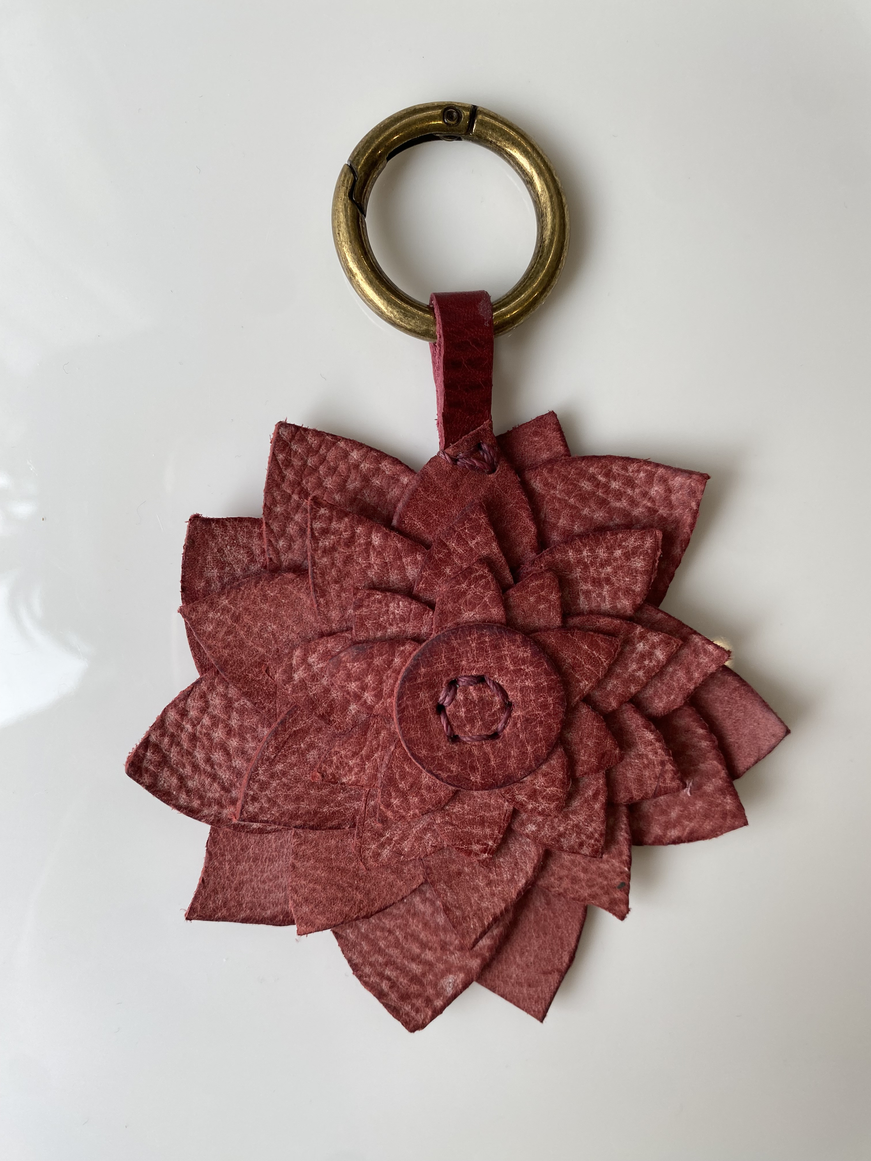 森を染める紅のダリアのバッグチャーム